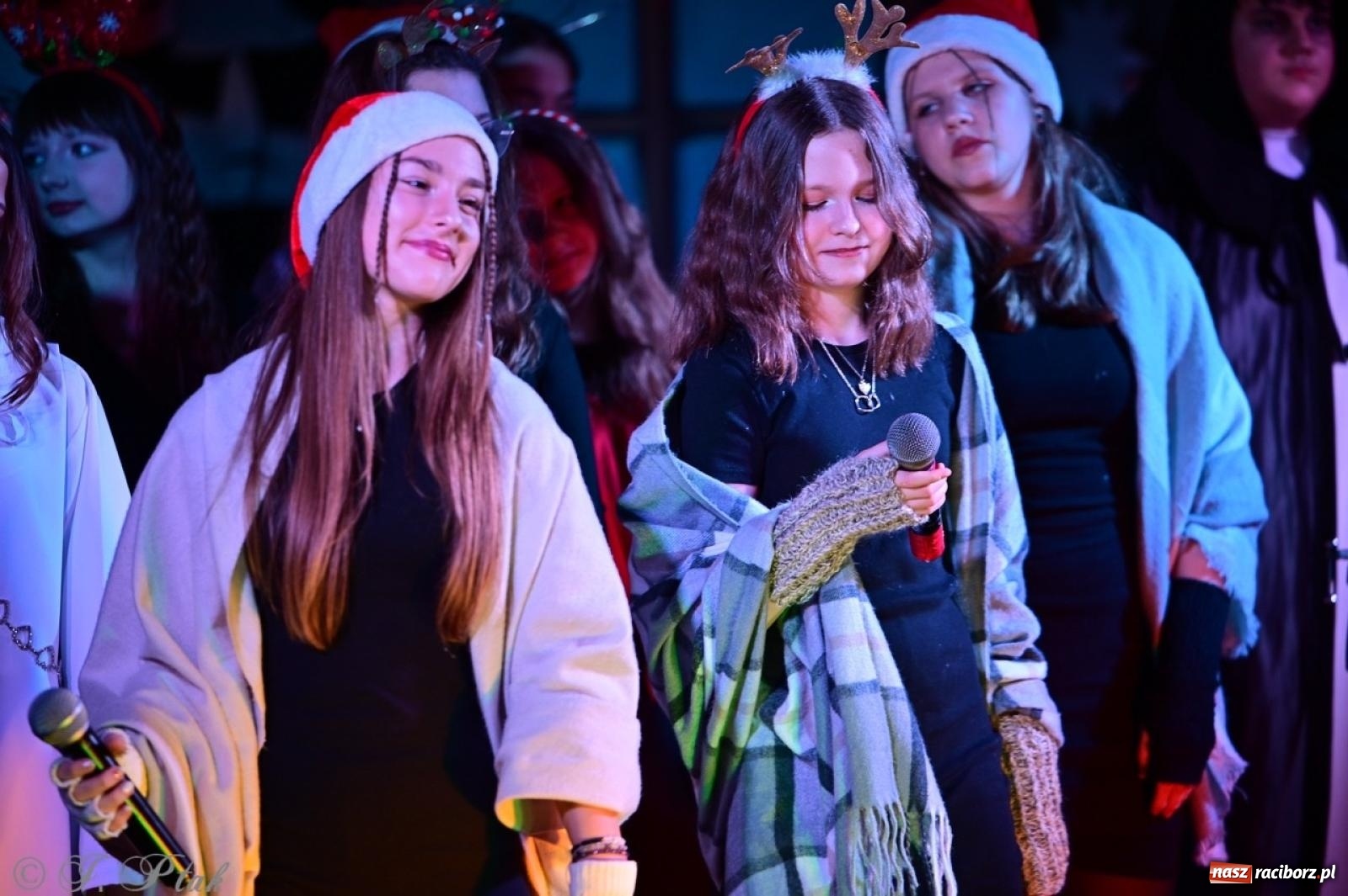 Zdjęcie w galerii na portalu naszraciborz.pl: Przemiana, nadzieja, miłość. Opowieść wigilijna na scenie SP 13 wiadomości z regionu