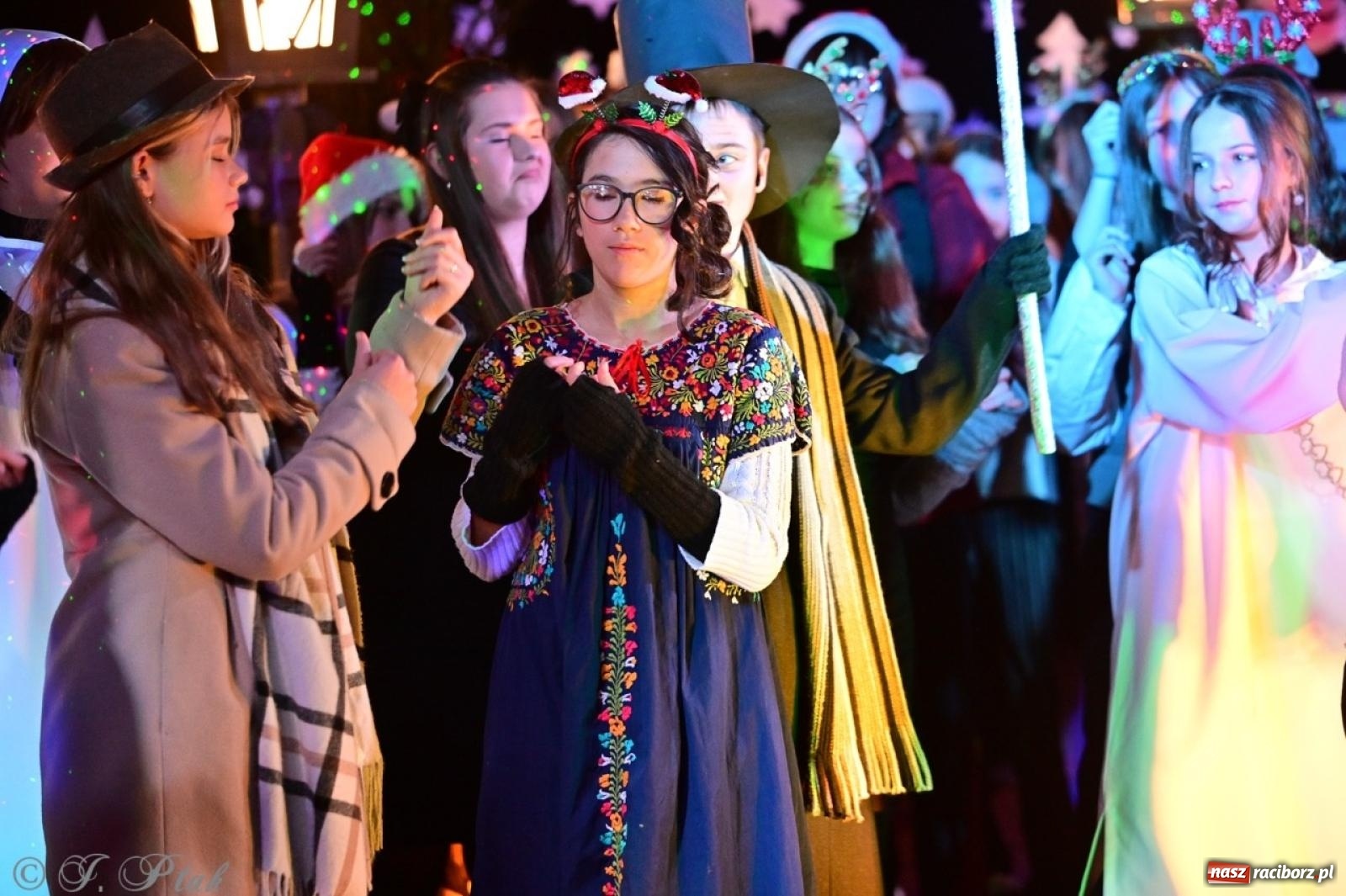 Zdjęcie w galerii na portalu naszraciborz.pl: Przemiana, nadzieja, miłość. Opowieść wigilijna na scenie SP 13 wiadomości z regionu