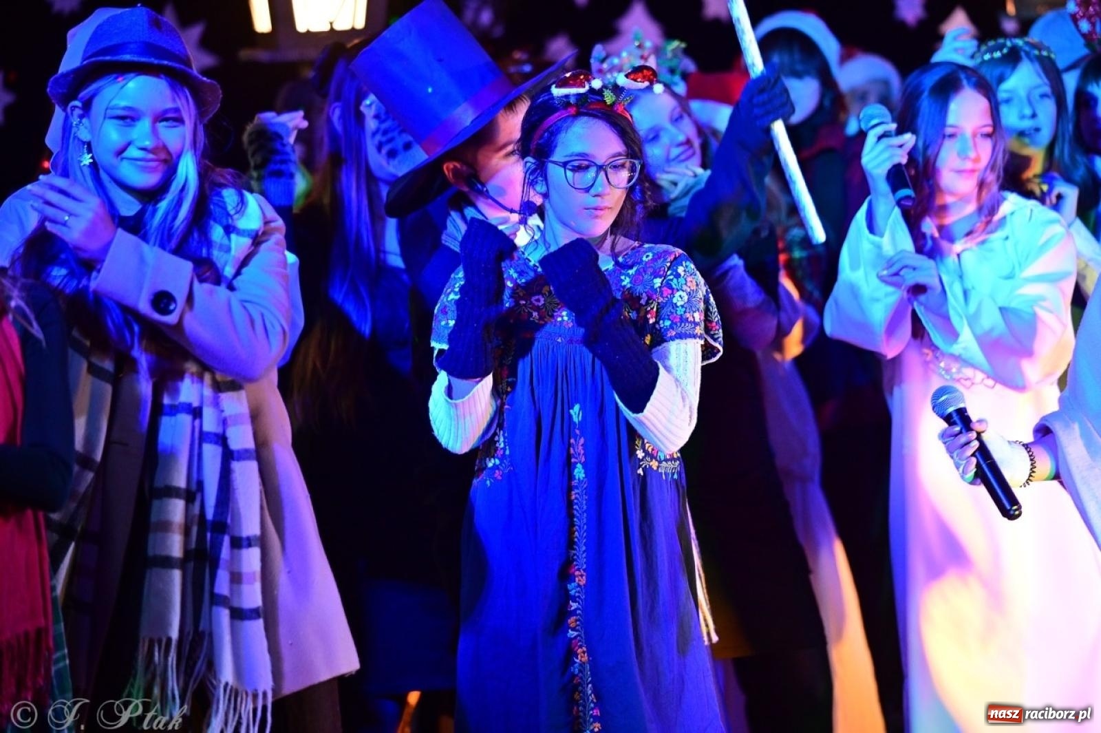 Zdjęcie w galerii na portalu naszraciborz.pl: Przemiana, nadzieja, miłość. Opowieść wigilijna na scenie SP 13 wiadomości z regionu