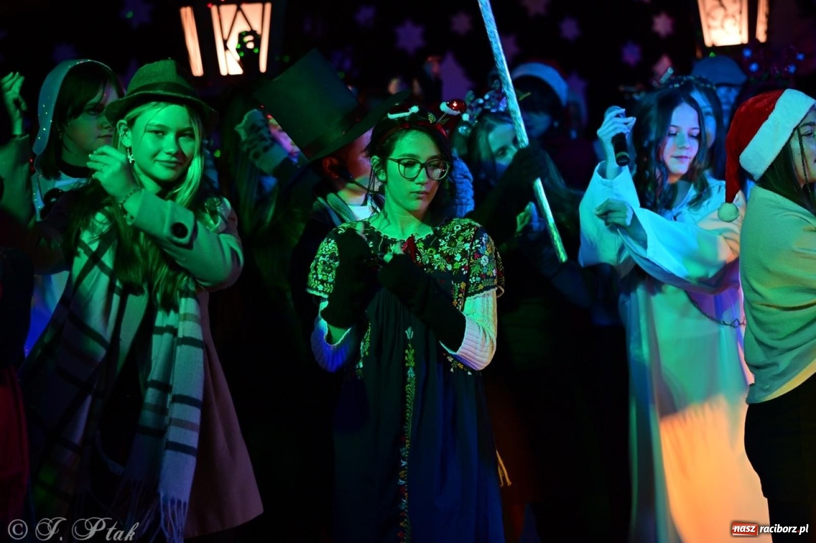 Zdjęcie w galerii na portalu naszraciborz.pl: Przemiana, nadzieja, miłość. Opowieść wigilijna na scenie SP 13 wiadomości z regionu