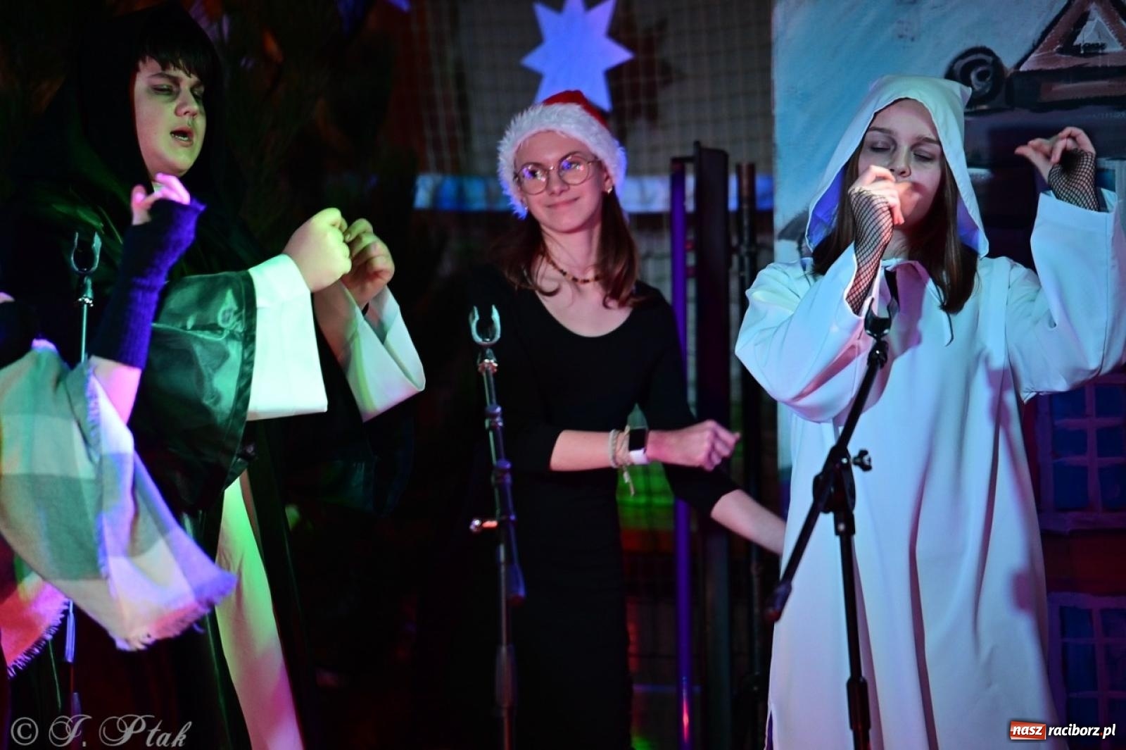 Zdjęcie w galerii na portalu naszraciborz.pl: Przemiana, nadzieja, miłość. Opowieść wigilijna na scenie SP 13 wiadomości z regionu