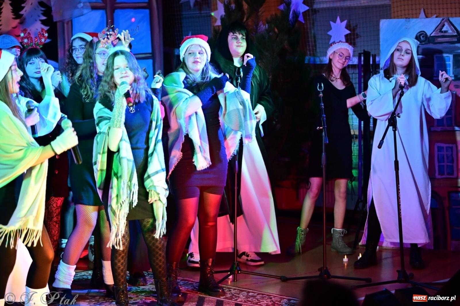 Zdjęcie w galerii na portalu naszraciborz.pl: Przemiana, nadzieja, miłość. Opowieść wigilijna na scenie SP 13 wiadomości z regionu