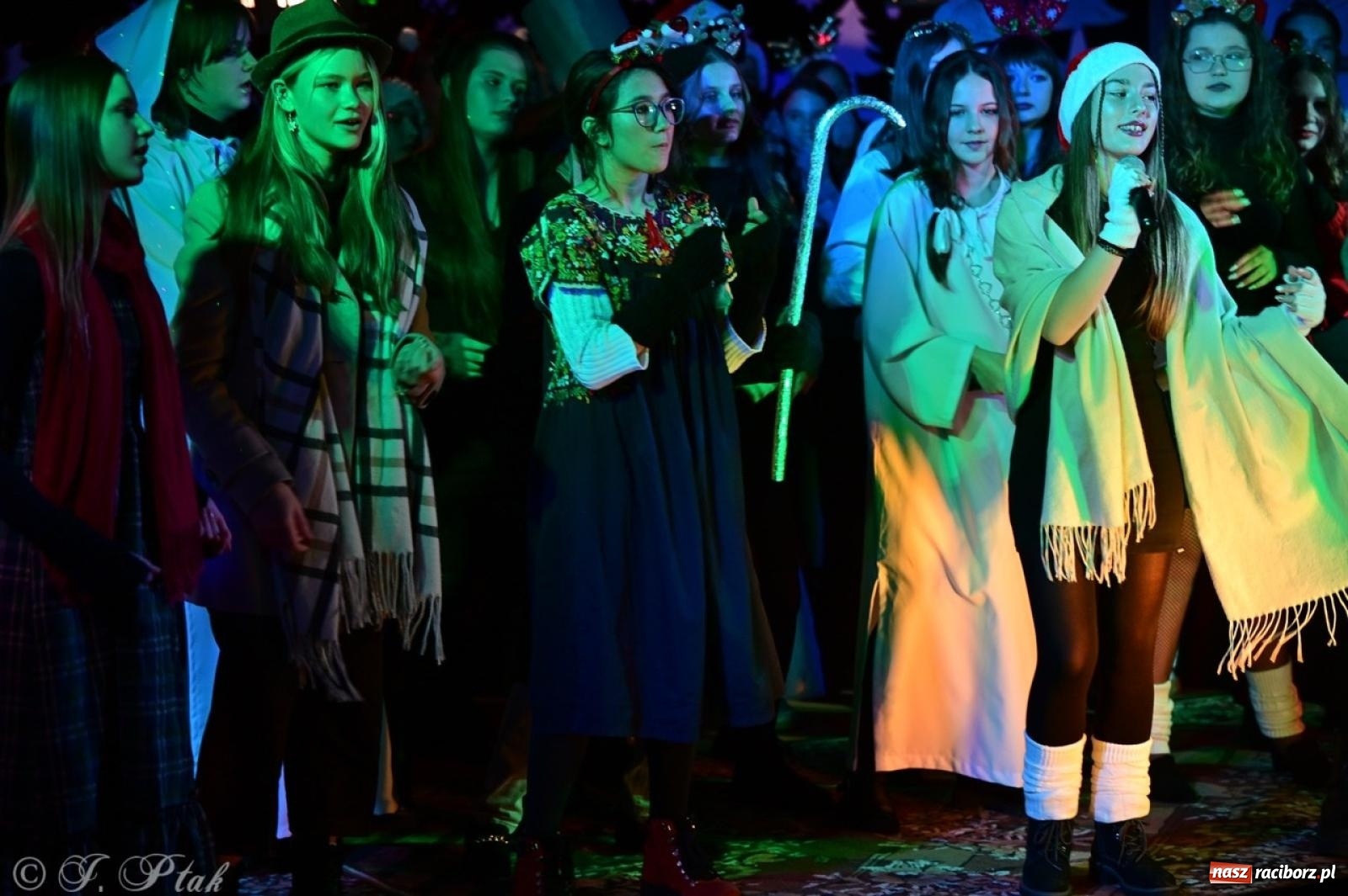 Zdjęcie w galerii na portalu naszraciborz.pl: Przemiana, nadzieja, miłość. Opowieść wigilijna na scenie SP 13 wiadomości z regionu