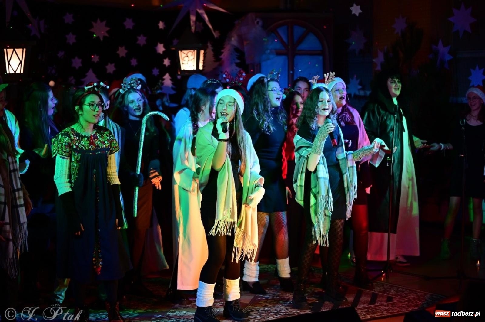 Zdjęcie w galerii na portalu naszraciborz.pl: Przemiana, nadzieja, miłość. Opowieść wigilijna na scenie SP 13 wiadomości z regionu