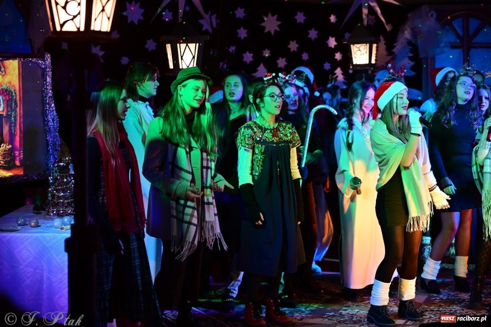 Zdjęcie w galerii na portalu naszraciborz.pl: Przemiana, nadzieja, miłość. Opowieść wigilijna na scenie SP 13 wiadomości z regionu