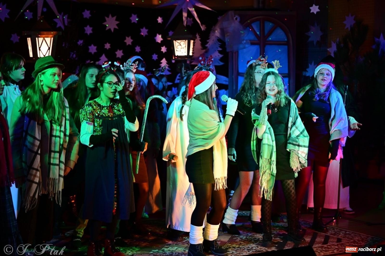 Zdjęcie w galerii na portalu naszraciborz.pl: Przemiana, nadzieja, miłość. Opowieść wigilijna na scenie SP 13 wiadomości z regionu