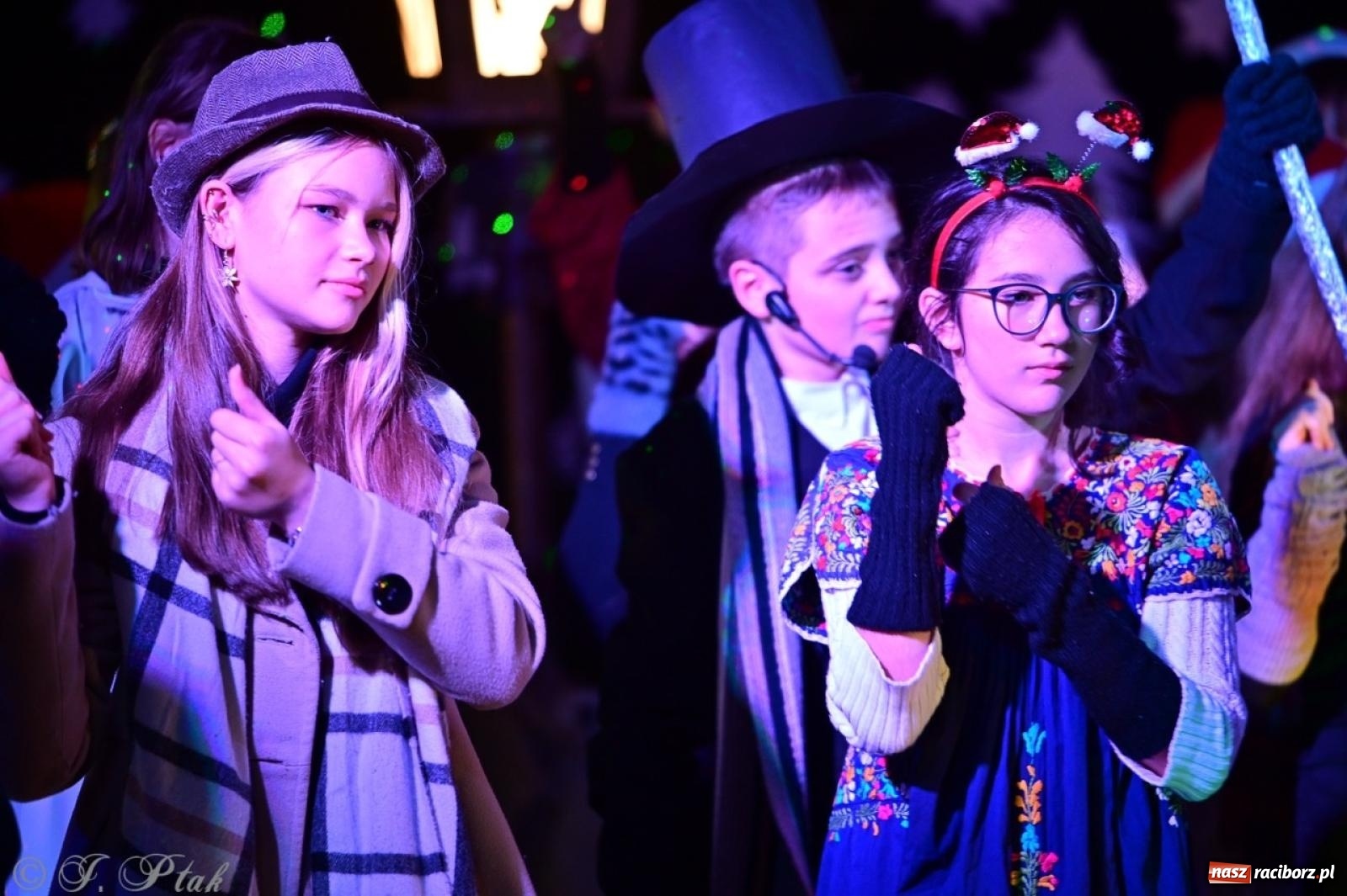 Zdjęcie w galerii na portalu naszraciborz.pl: Przemiana, nadzieja, miłość. Opowieść wigilijna na scenie SP 13 wiadomości z regionu