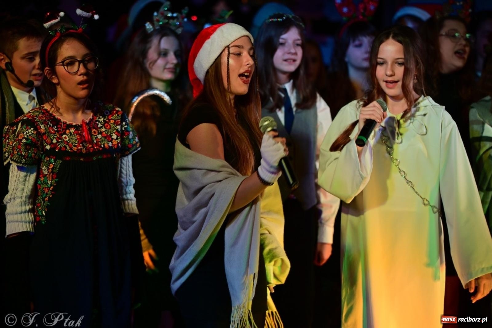 Zdjęcie w galerii na portalu naszraciborz.pl: Przemiana, nadzieja, miłość. Opowieść wigilijna na scenie SP 13 wiadomości z regionu