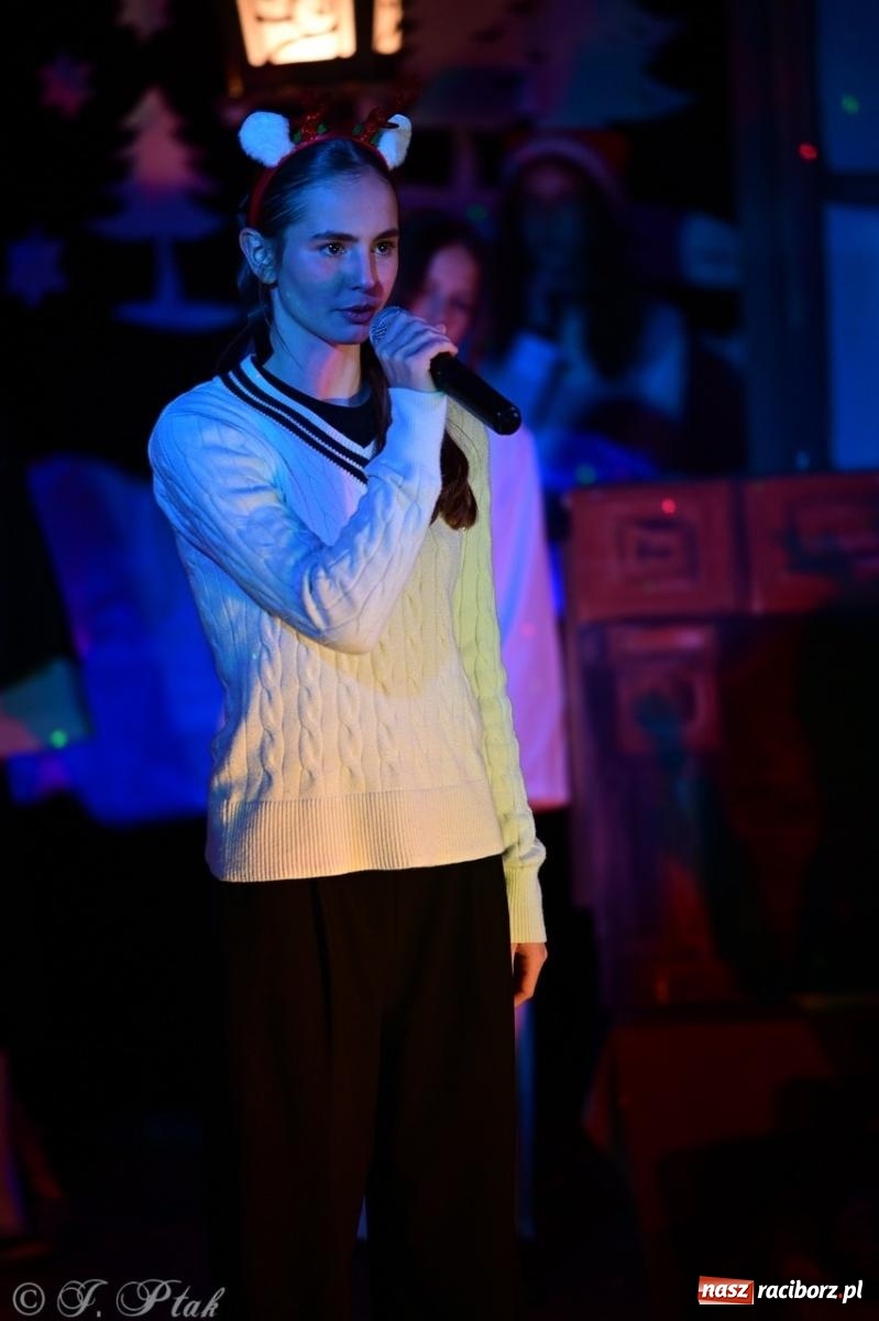 Zdjęcie w galerii na portalu naszraciborz.pl: Przemiana, nadzieja, miłość. Opowieść wigilijna na scenie SP 13 wiadomości z regionu