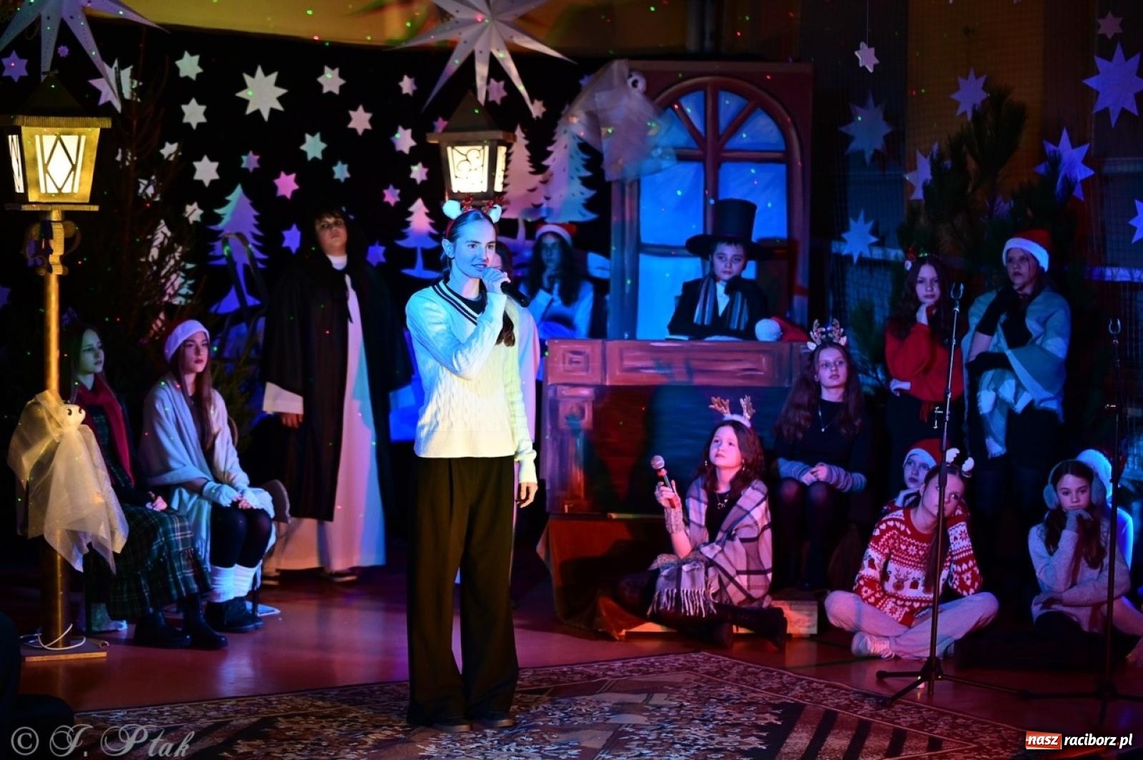 Zdjęcie w galerii na portalu naszraciborz.pl: Przemiana, nadzieja, miłość. Opowieść wigilijna na scenie SP 13 wiadomości z regionu