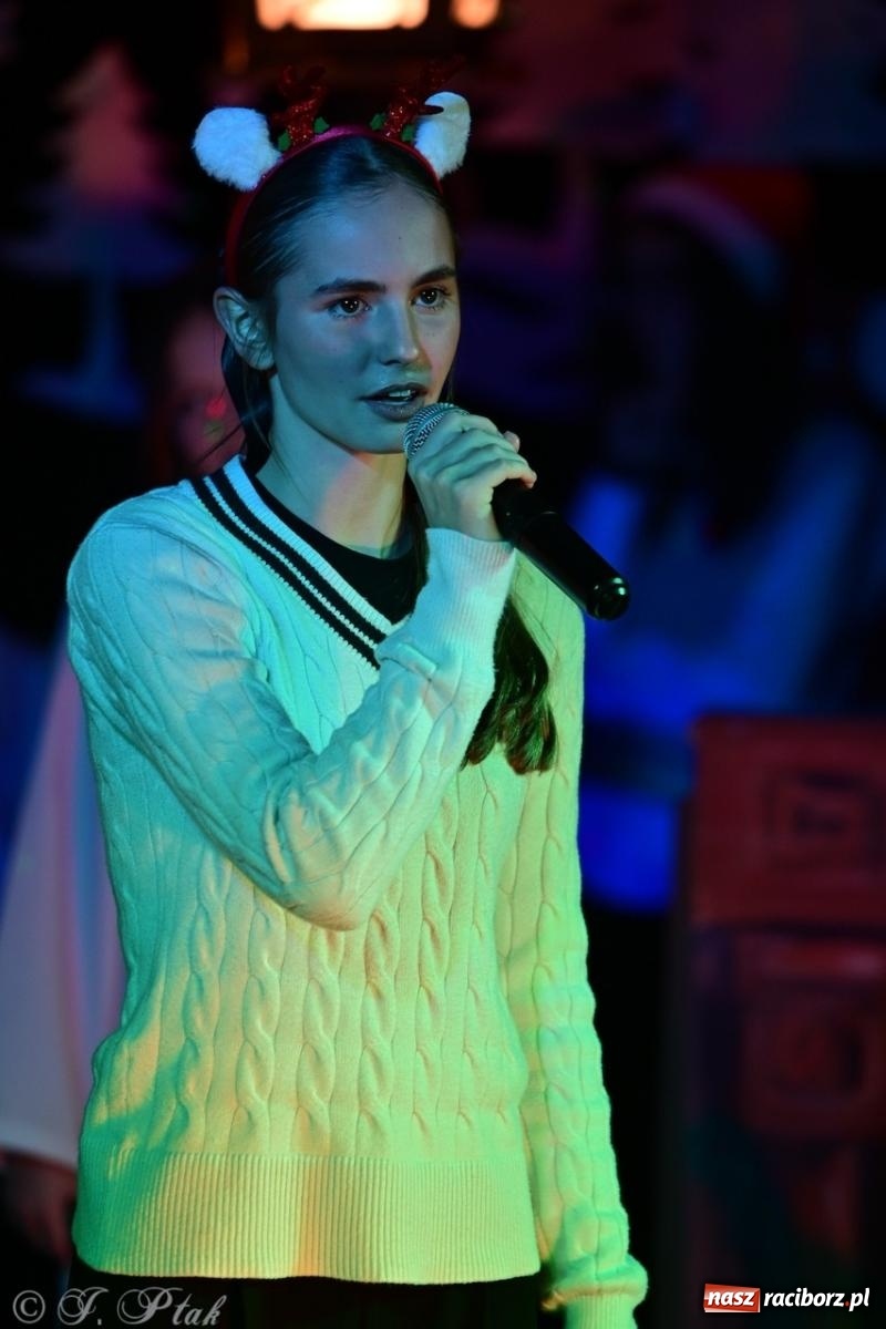 Zdjęcie w galerii na portalu naszraciborz.pl: Przemiana, nadzieja, miłość. Opowieść wigilijna na scenie SP 13 wiadomości z regionu