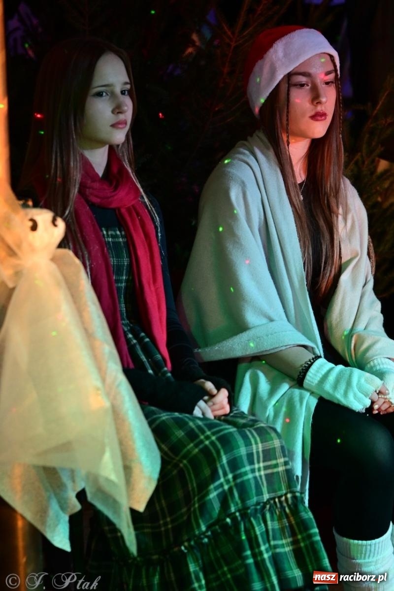 Zdjęcie w galerii na portalu naszraciborz.pl: Przemiana, nadzieja, miłość. Opowieść wigilijna na scenie SP 13 wiadomości z regionu