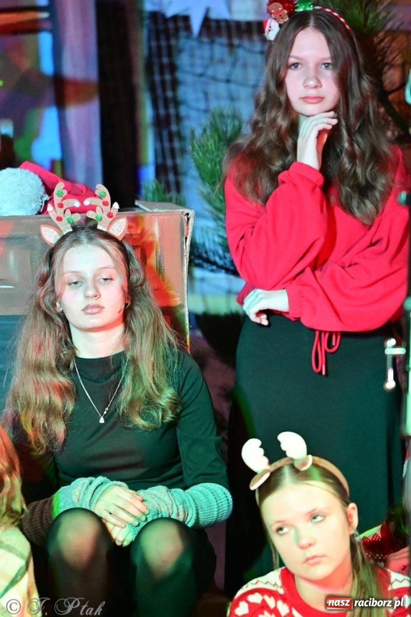 Zdjęcie w galerii na portalu naszraciborz.pl: Przemiana, nadzieja, miłość. Opowieść wigilijna na scenie SP 13 wiadomości z regionu