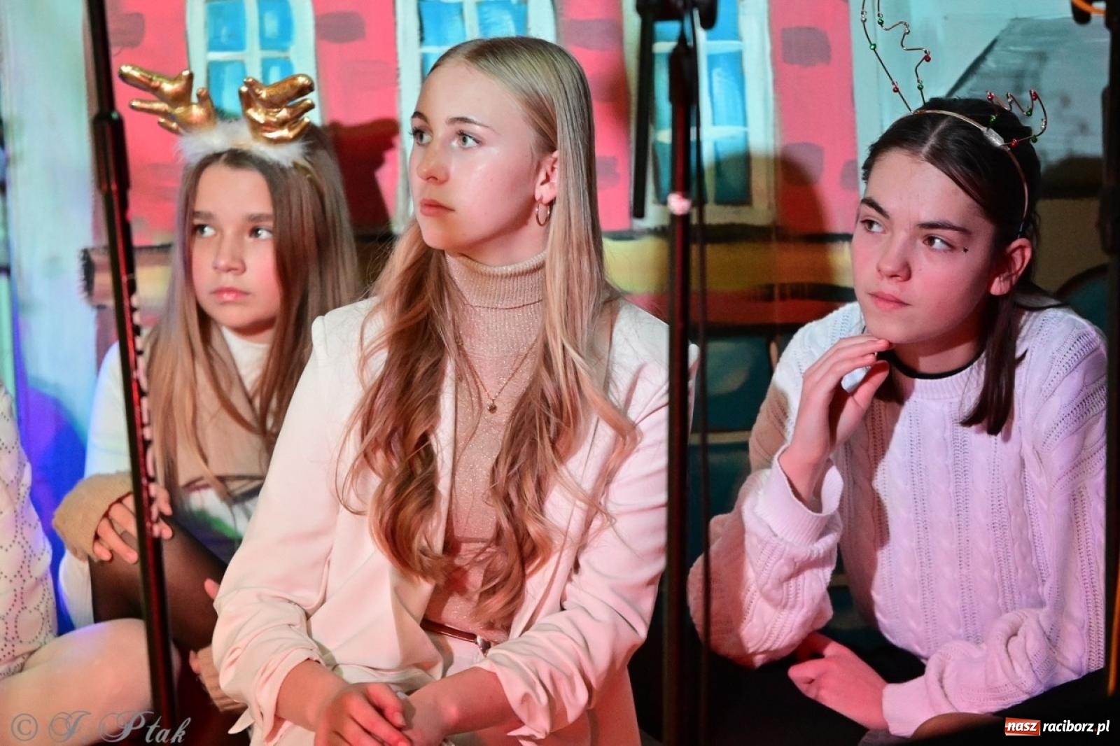 Zdjęcie w galerii na portalu naszraciborz.pl: Przemiana, nadzieja, miłość. Opowieść wigilijna na scenie SP 13 wiadomości z regionu