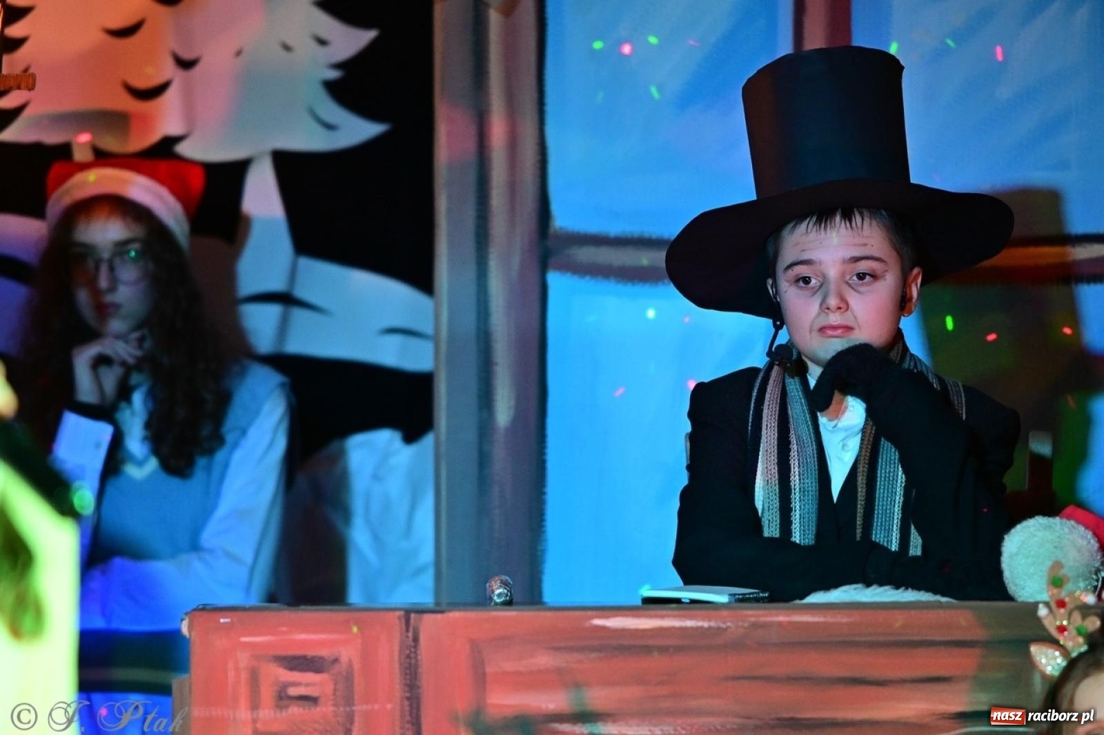 Zdjęcie w galerii na portalu naszraciborz.pl: Przemiana, nadzieja, miłość. Opowieść wigilijna na scenie SP 13 wiadomości z regionu