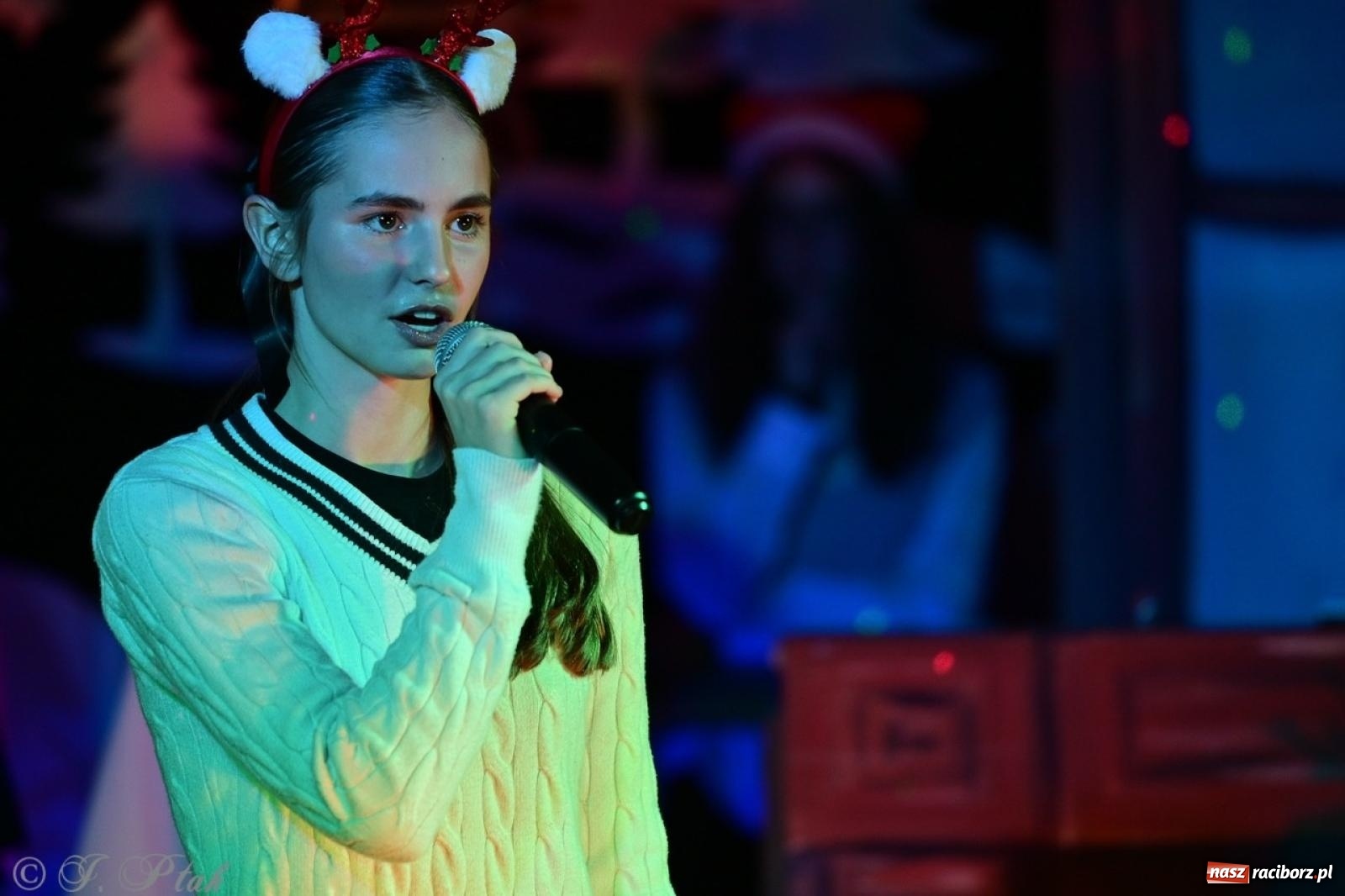 Zdjęcie w galerii na portalu naszraciborz.pl: Przemiana, nadzieja, miłość. Opowieść wigilijna na scenie SP 13 wiadomości z regionu