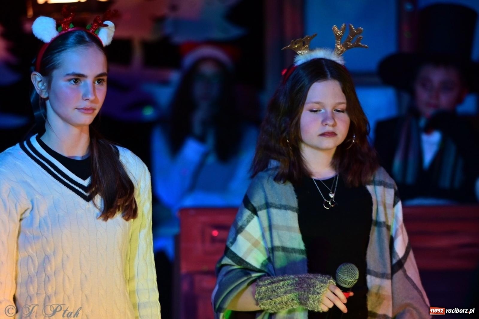 Zdjęcie w galerii na portalu naszraciborz.pl: Przemiana, nadzieja, miłość. Opowieść wigilijna na scenie SP 13 wiadomości z regionu