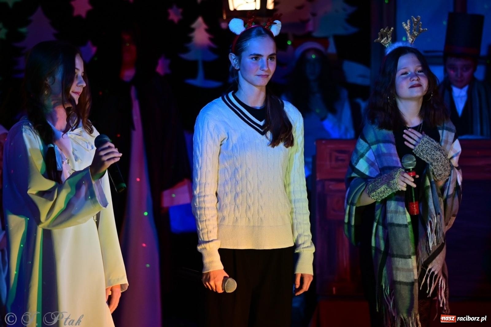 Zdjęcie w galerii na portalu naszraciborz.pl: Przemiana, nadzieja, miłość. Opowieść wigilijna na scenie SP 13 wiadomości z regionu