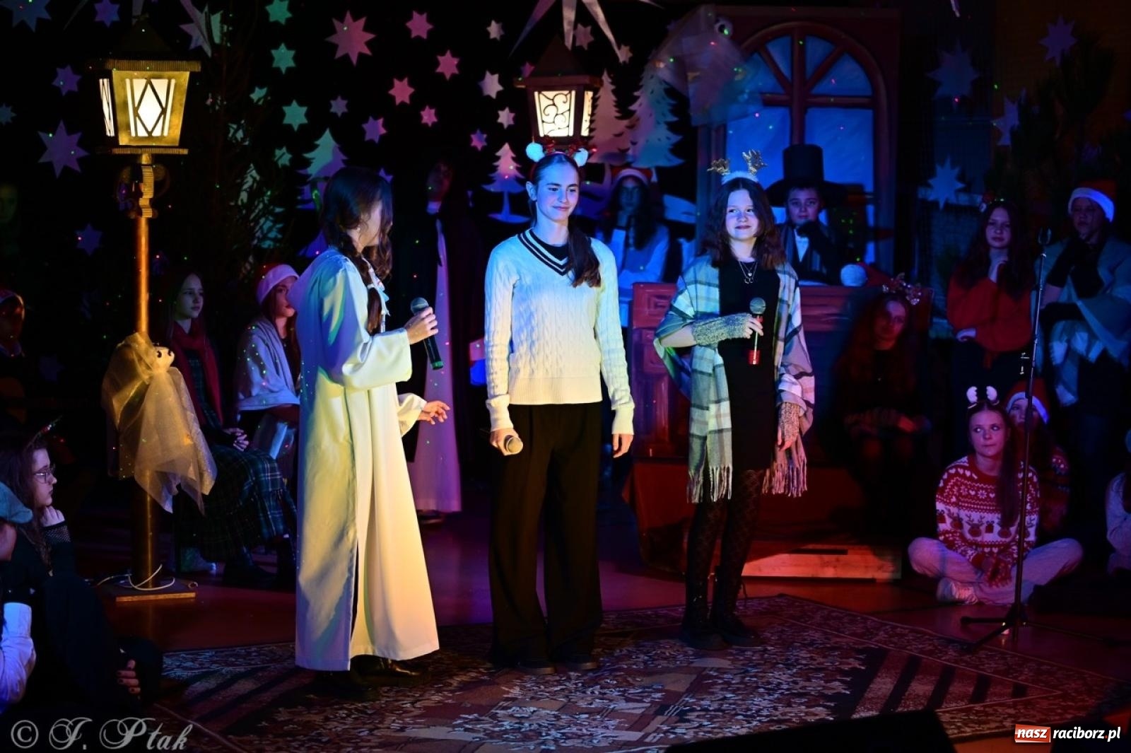 Zdjęcie w galerii na portalu naszraciborz.pl: Przemiana, nadzieja, miłość. Opowieść wigilijna na scenie SP 13 wiadomości z regionu