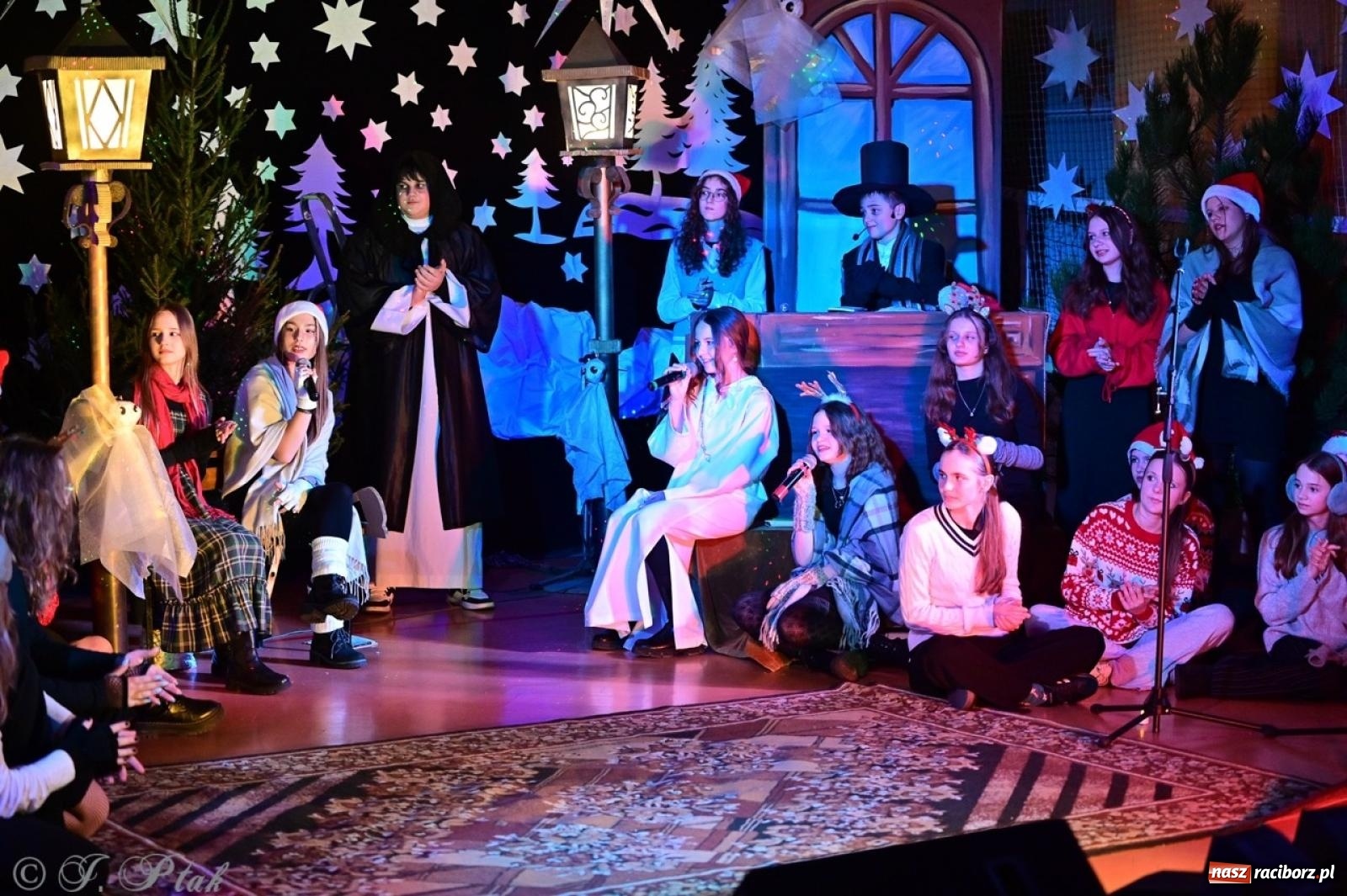 Zdjęcie w galerii na portalu naszraciborz.pl: Przemiana, nadzieja, miłość. Opowieść wigilijna na scenie SP 13 wiadomości z regionu