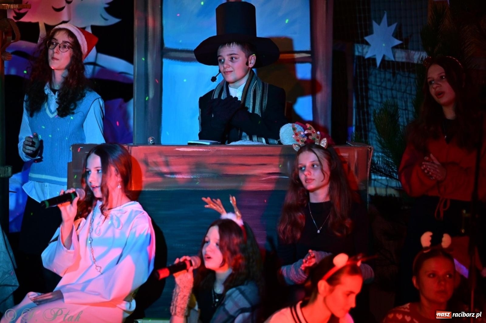 Zdjęcie w galerii na portalu naszraciborz.pl: Przemiana, nadzieja, miłość. Opowieść wigilijna na scenie SP 13 wiadomości z regionu