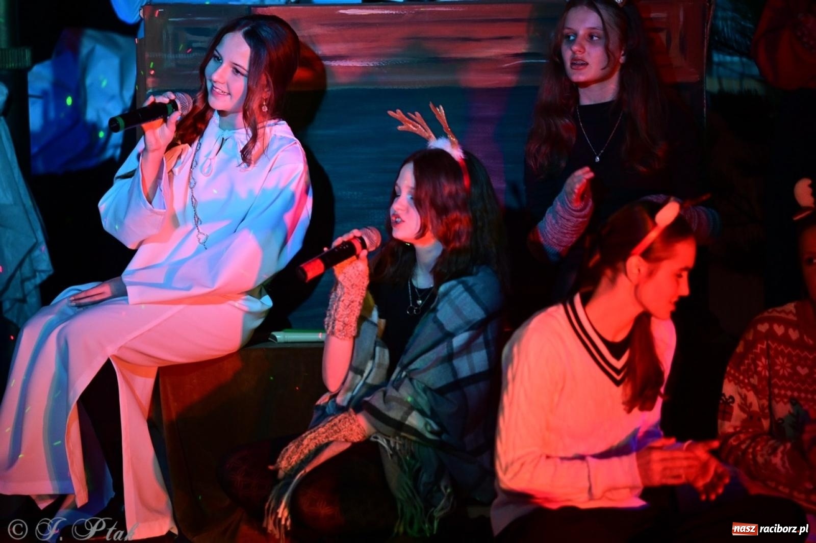 Zdjęcie w galerii na portalu naszraciborz.pl: Przemiana, nadzieja, miłość. Opowieść wigilijna na scenie SP 13 wiadomości z regionu