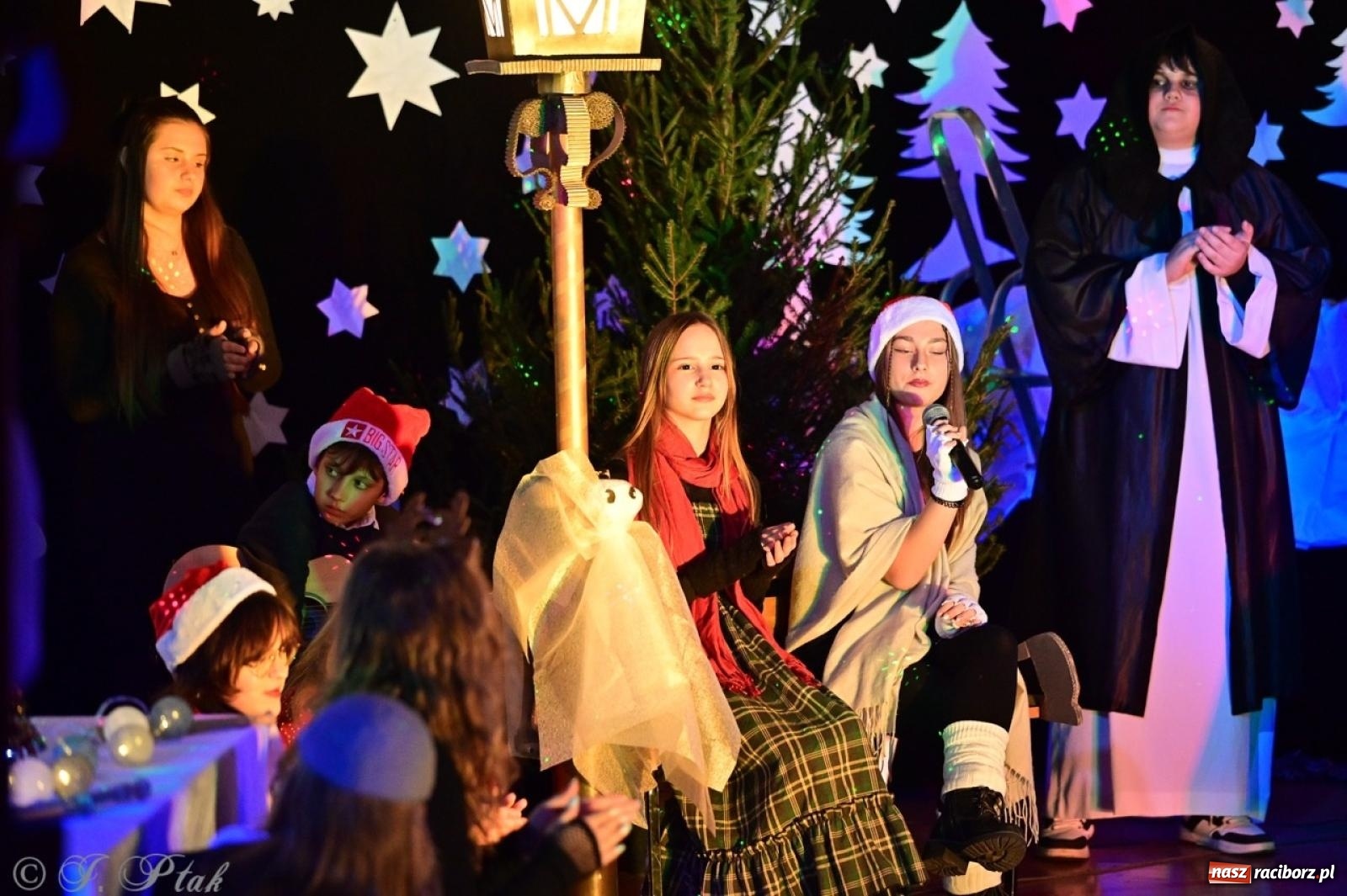 Zdjęcie w galerii na portalu naszraciborz.pl: Przemiana, nadzieja, miłość. Opowieść wigilijna na scenie SP 13 wiadomości z regionu