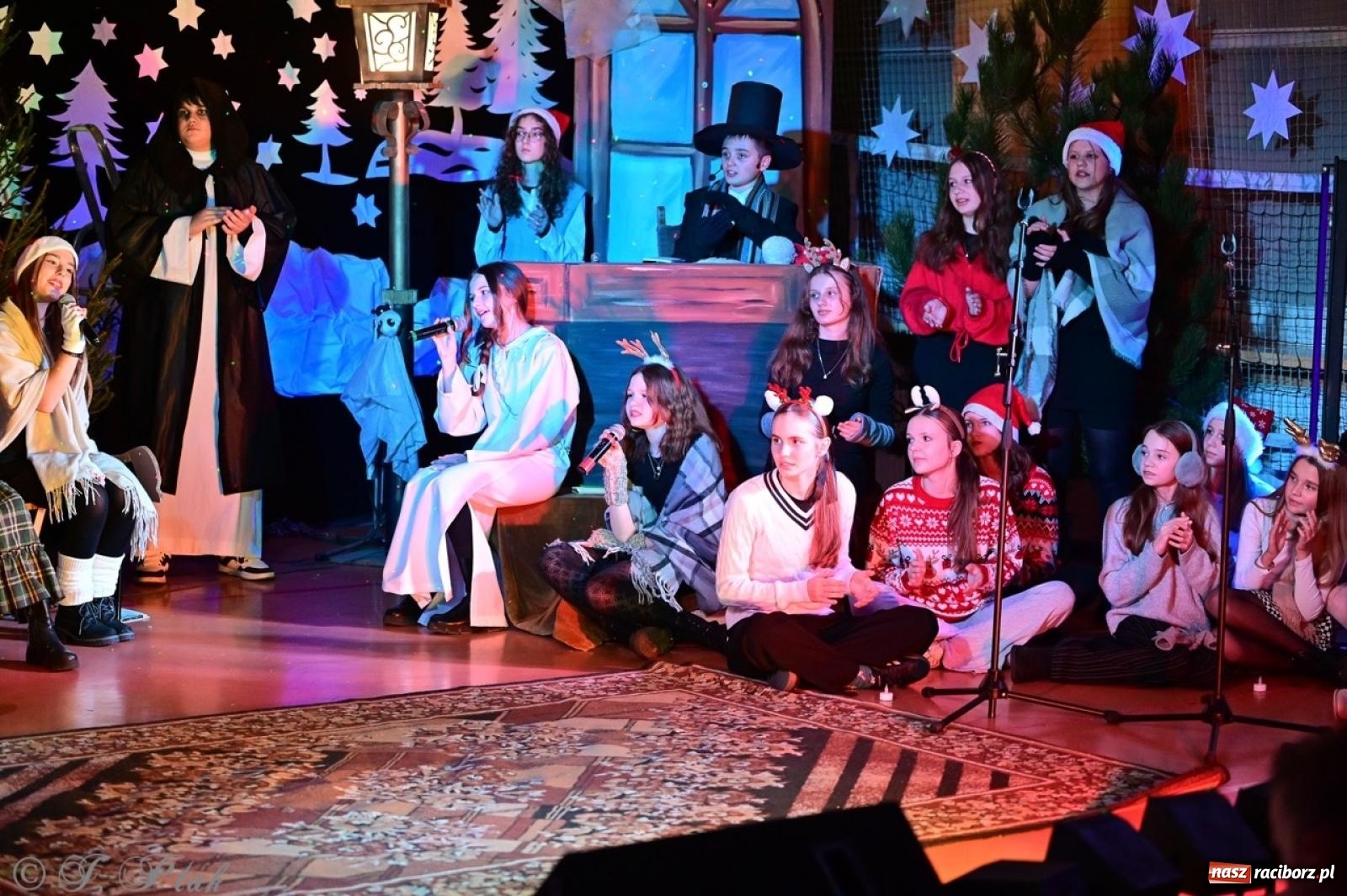 Zdjęcie w galerii na portalu naszraciborz.pl: Przemiana, nadzieja, miłość. Opowieść wigilijna na scenie SP 13 wiadomości z regionu