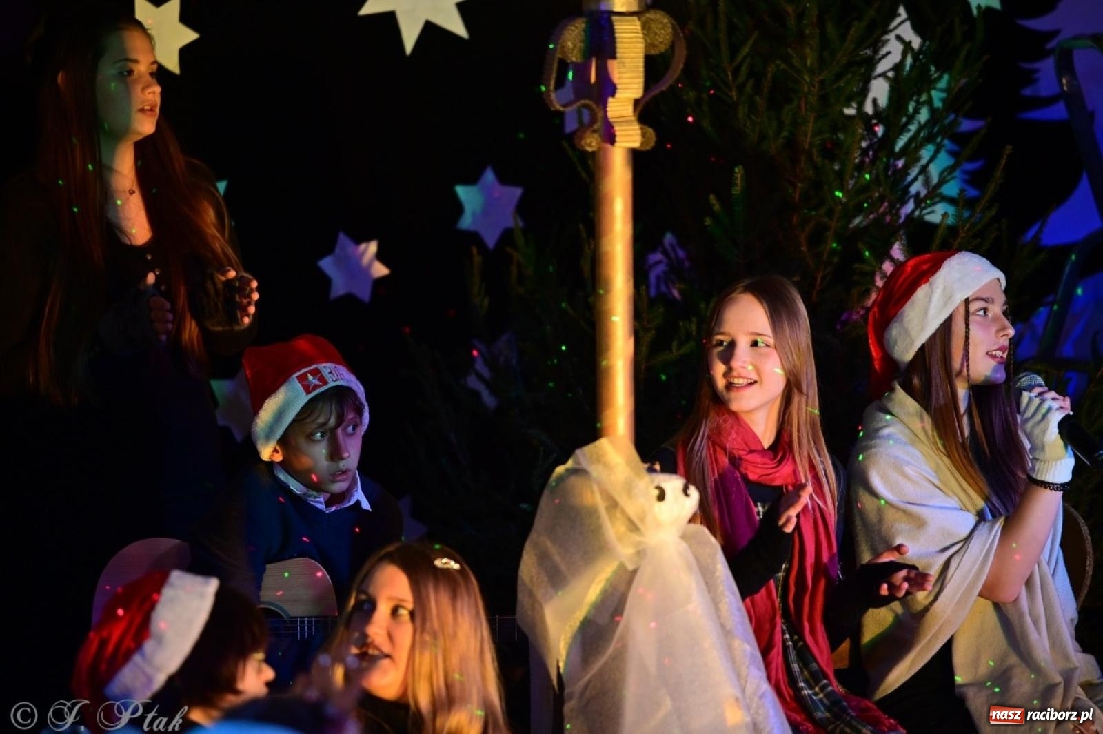 Zdjęcie w galerii na portalu naszraciborz.pl: Przemiana, nadzieja, miłość. Opowieść wigilijna na scenie SP 13 wiadomości z regionu