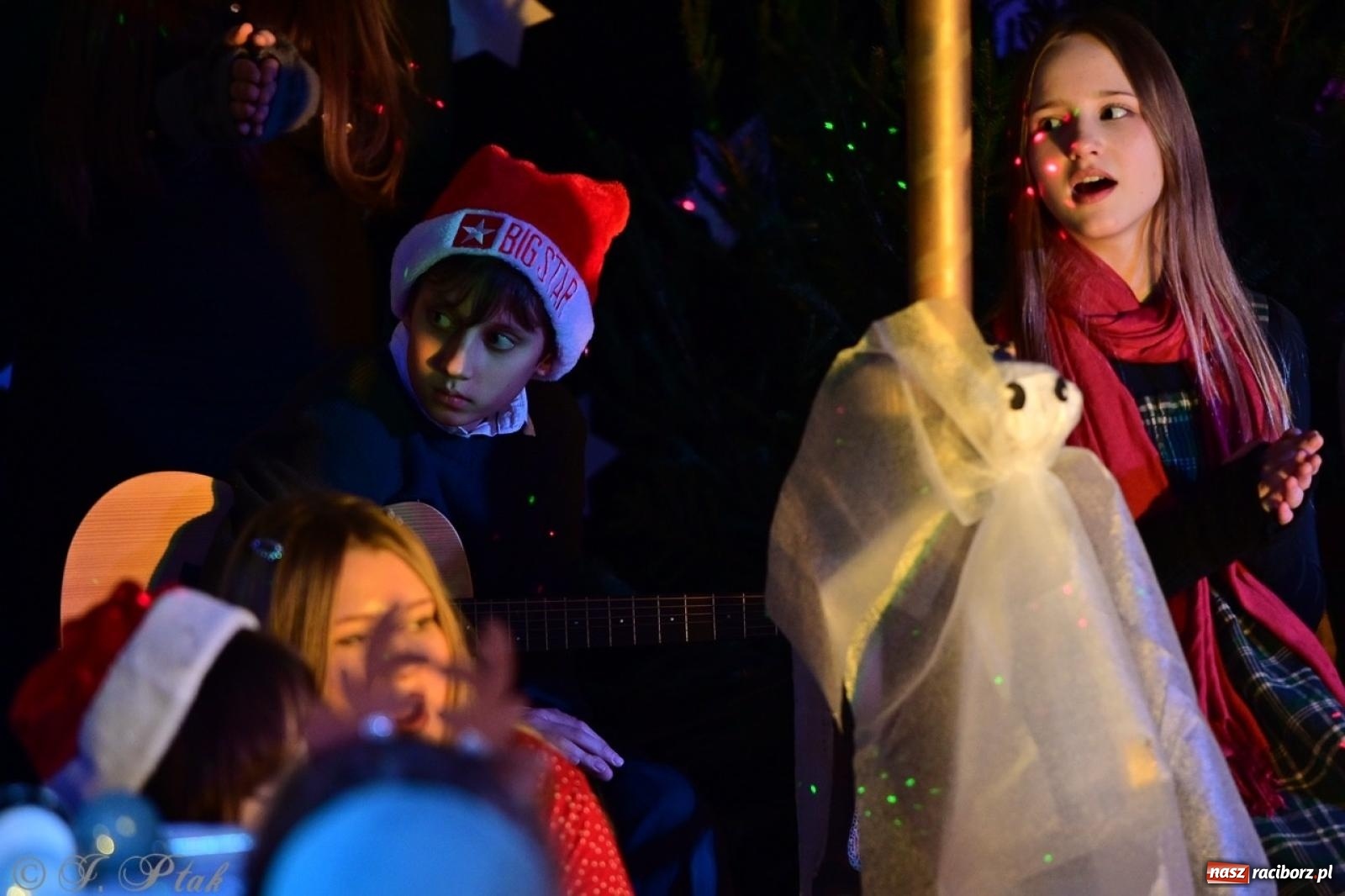 Zdjęcie w galerii na portalu naszraciborz.pl: Przemiana, nadzieja, miłość. Opowieść wigilijna na scenie SP 13 wiadomości z regionu