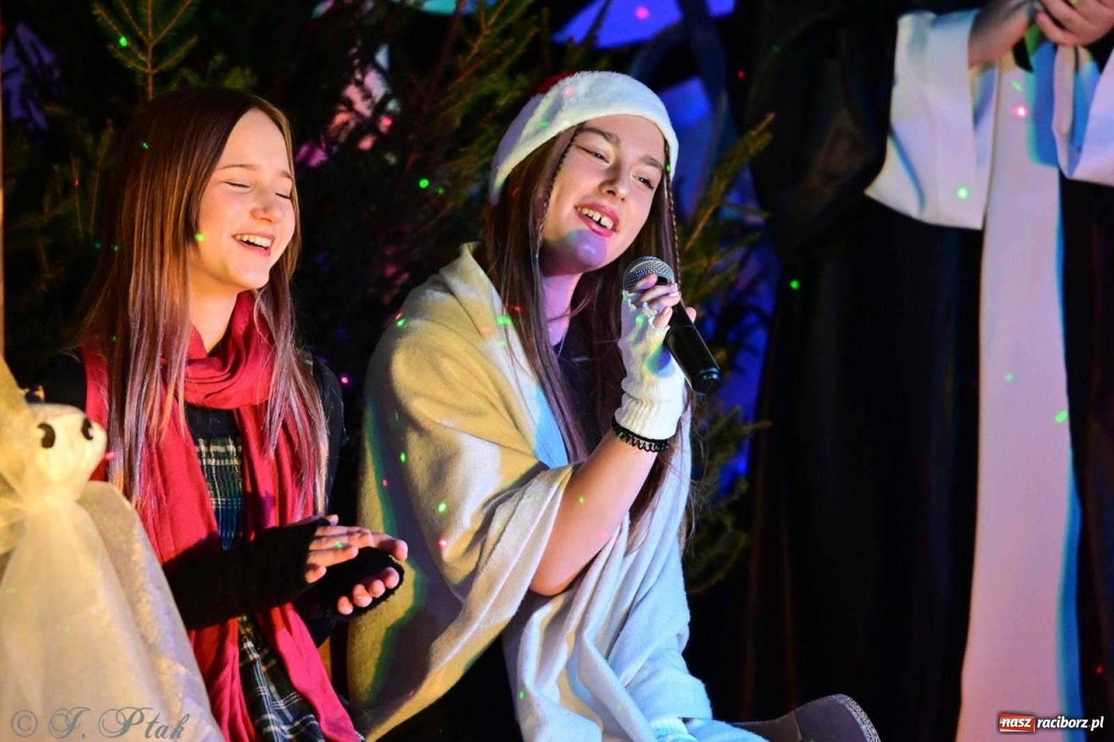 Zdjęcie w galerii na portalu naszraciborz.pl: Przemiana, nadzieja, miłość. Opowieść wigilijna na scenie SP 13 wiadomości z regionu