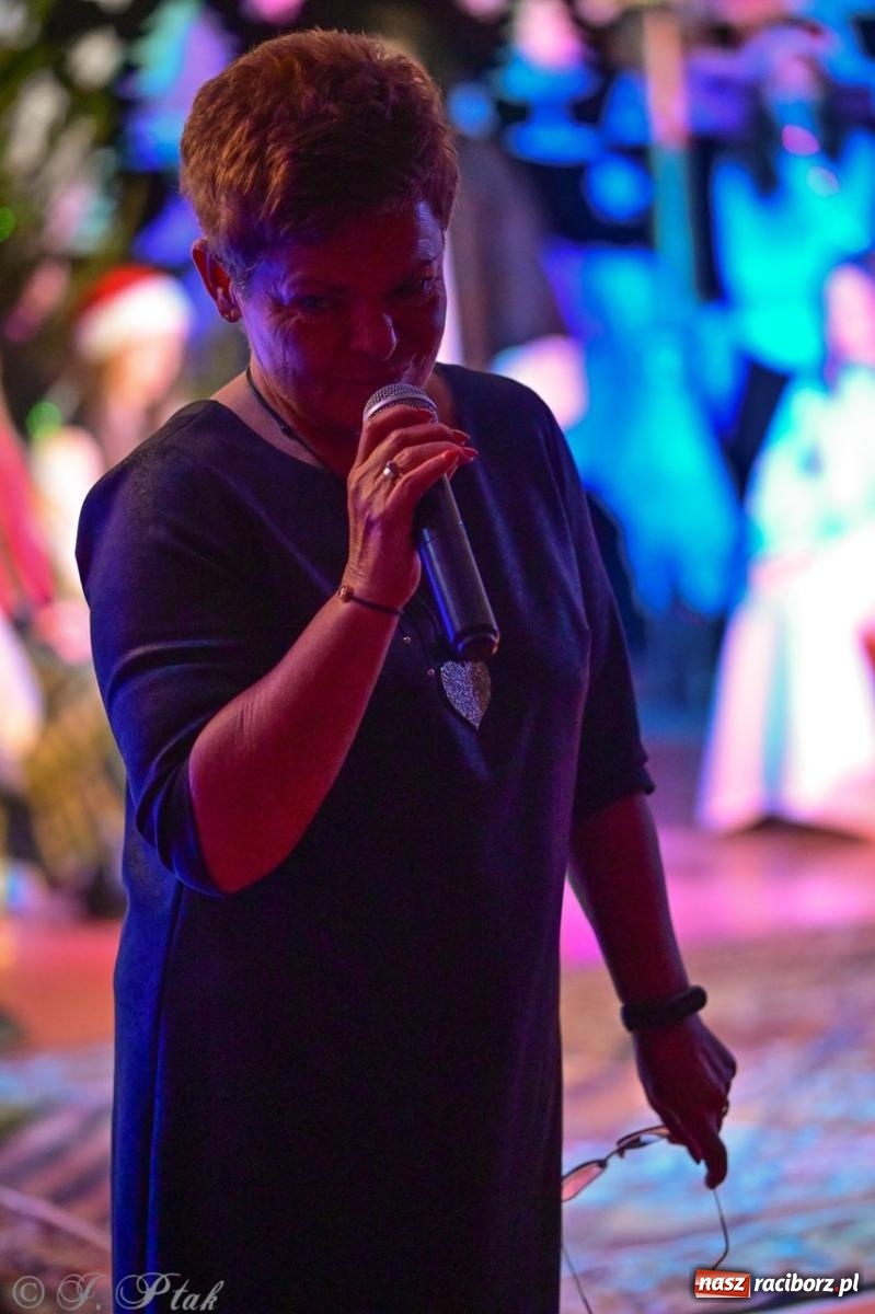 Zdjęcie w galerii na portalu naszraciborz.pl: Przemiana, nadzieja, miłość. Opowieść wigilijna na scenie SP 13 wiadomości z regionu