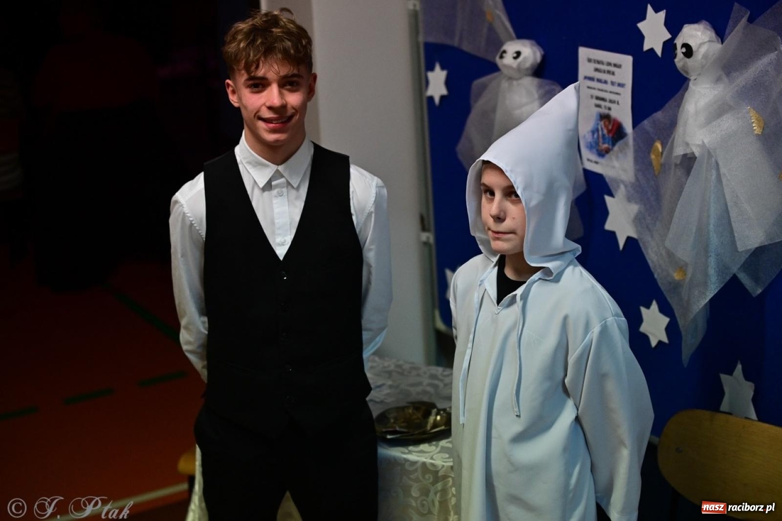 Zdjęcie w galerii na portalu naszraciborz.pl: Przemiana, nadzieja, miłość. Opowieść wigilijna na scenie SP 13 wiadomości z regionu