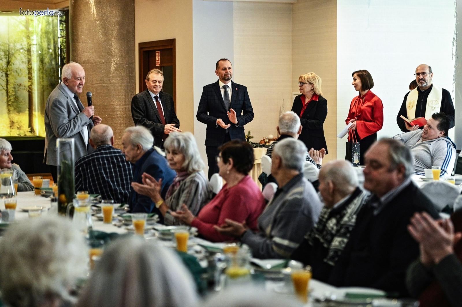 Zdjęcie w galerii na portalu naszraciborz.pl: Wigilia dla samotnych i potrzebujących mieszkańców gminy Krzanowice wiadomości z regionu
