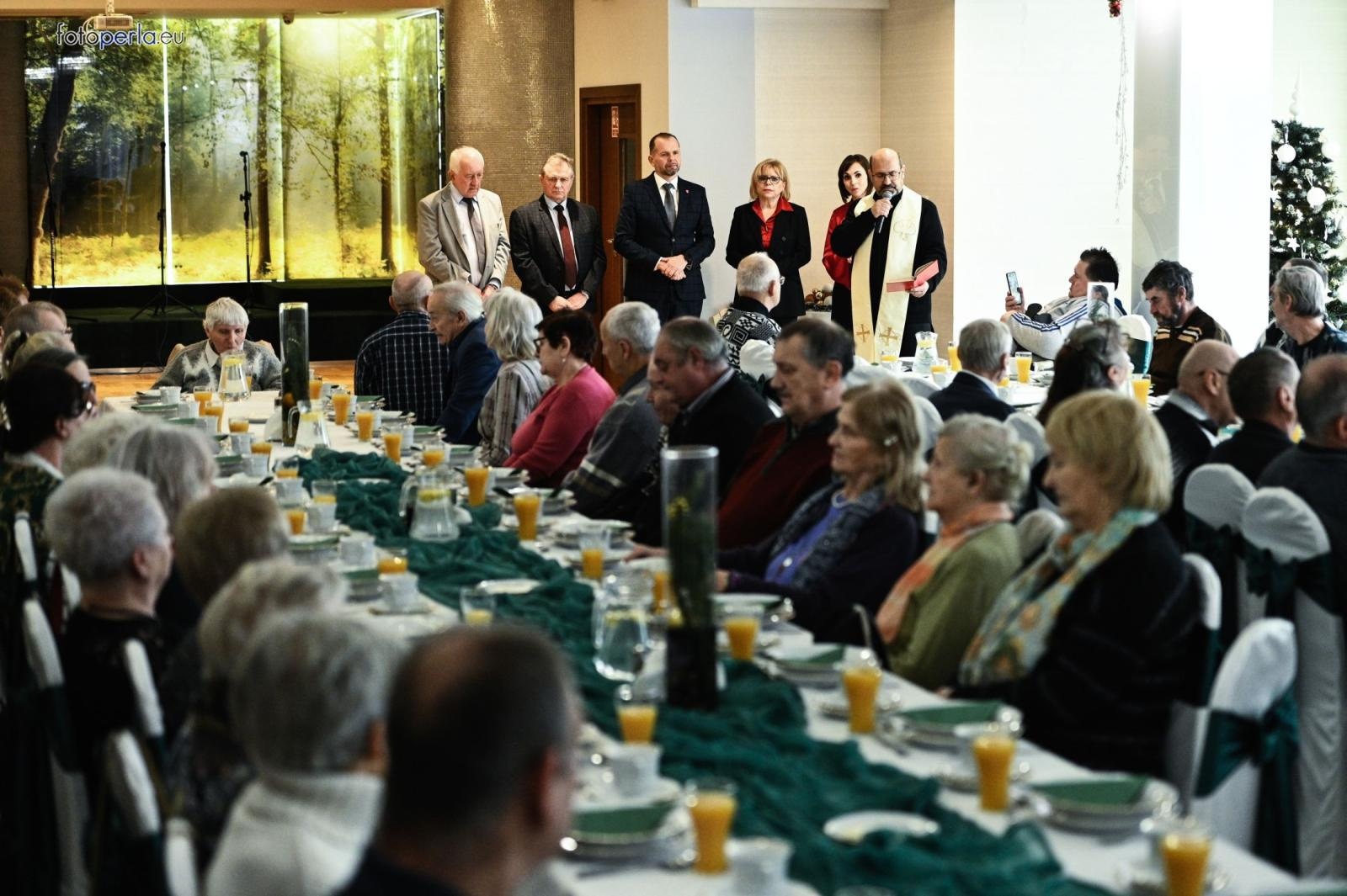 Zdjęcie w galerii na portalu naszraciborz.pl: Wigilia dla samotnych i potrzebujących mieszkańców gminy Krzanowice wiadomości z regionu
