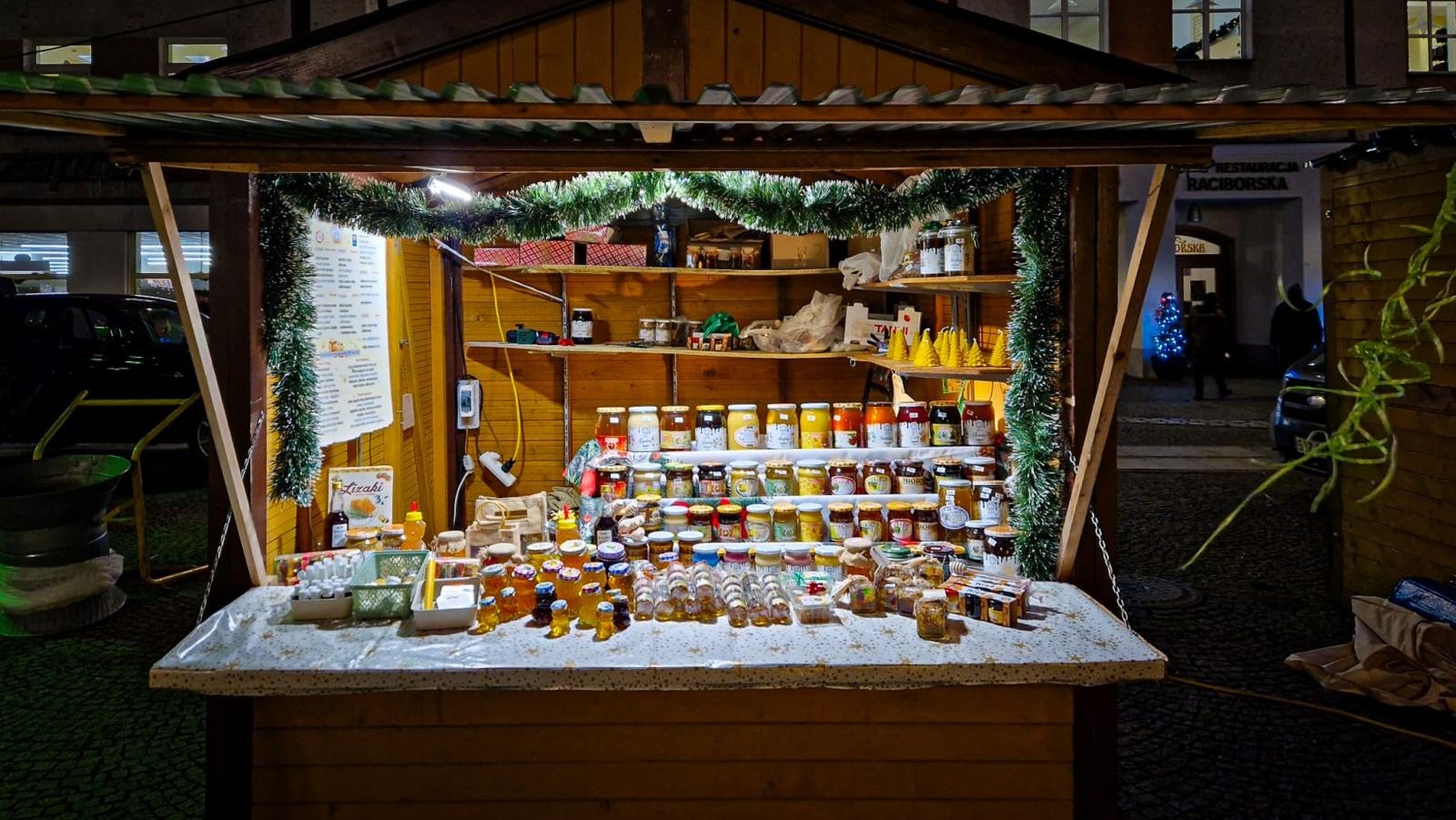 Zdjęcie w galerii na portalu naszraciborz.pl: Jarmark Bożonarodzeniowy na Rynku w Raciborzu wciąż trwa wiadomości z regionu