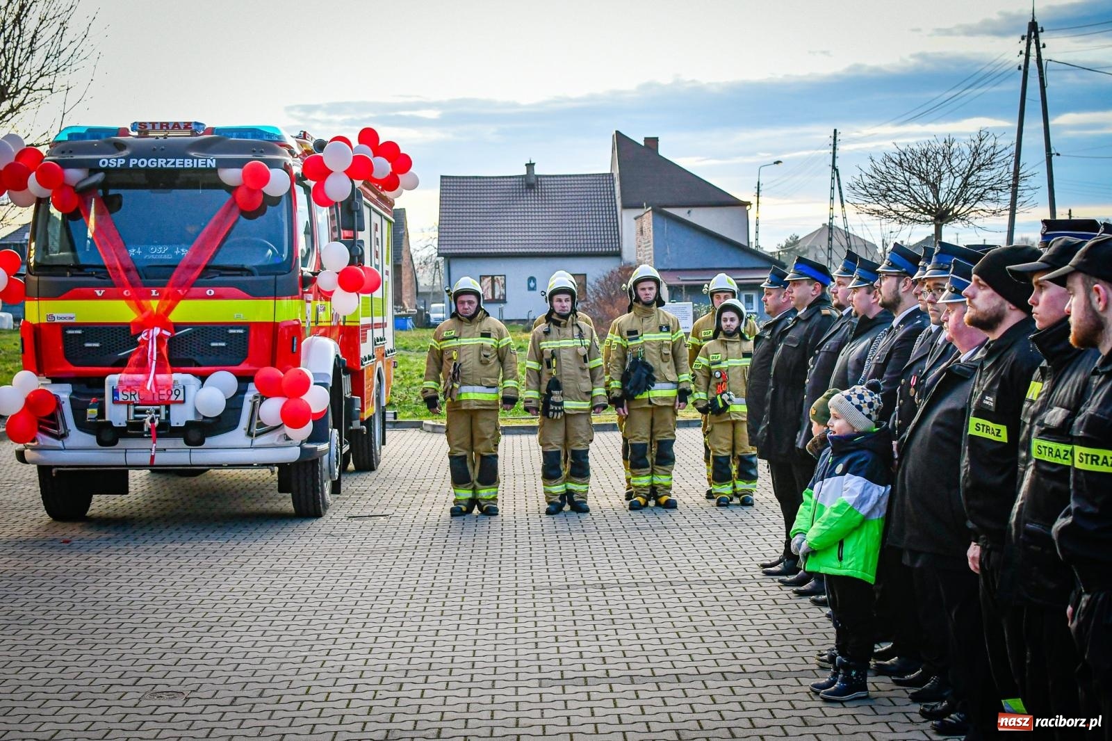 Zdjęcie w galerii na portalu naszraciborz.pl: W Pogrzebieniu miejscowej OSP uroczyście przekazano nowy wóz bojowy [FOTO i WIDEO] wiadomości z regionu