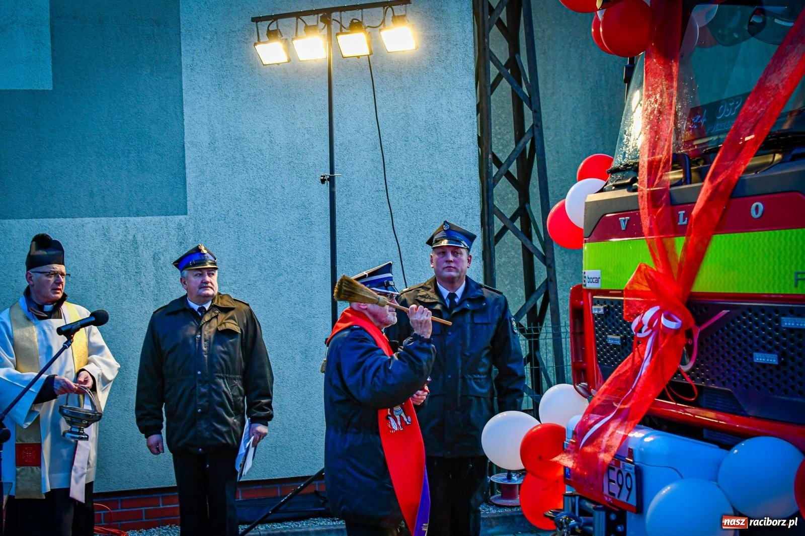 Zdjęcie w galerii na portalu naszraciborz.pl: W Pogrzebieniu miejscowej OSP uroczyście przekazano nowy wóz bojowy [FOTO i WIDEO] wiadomości z regionu