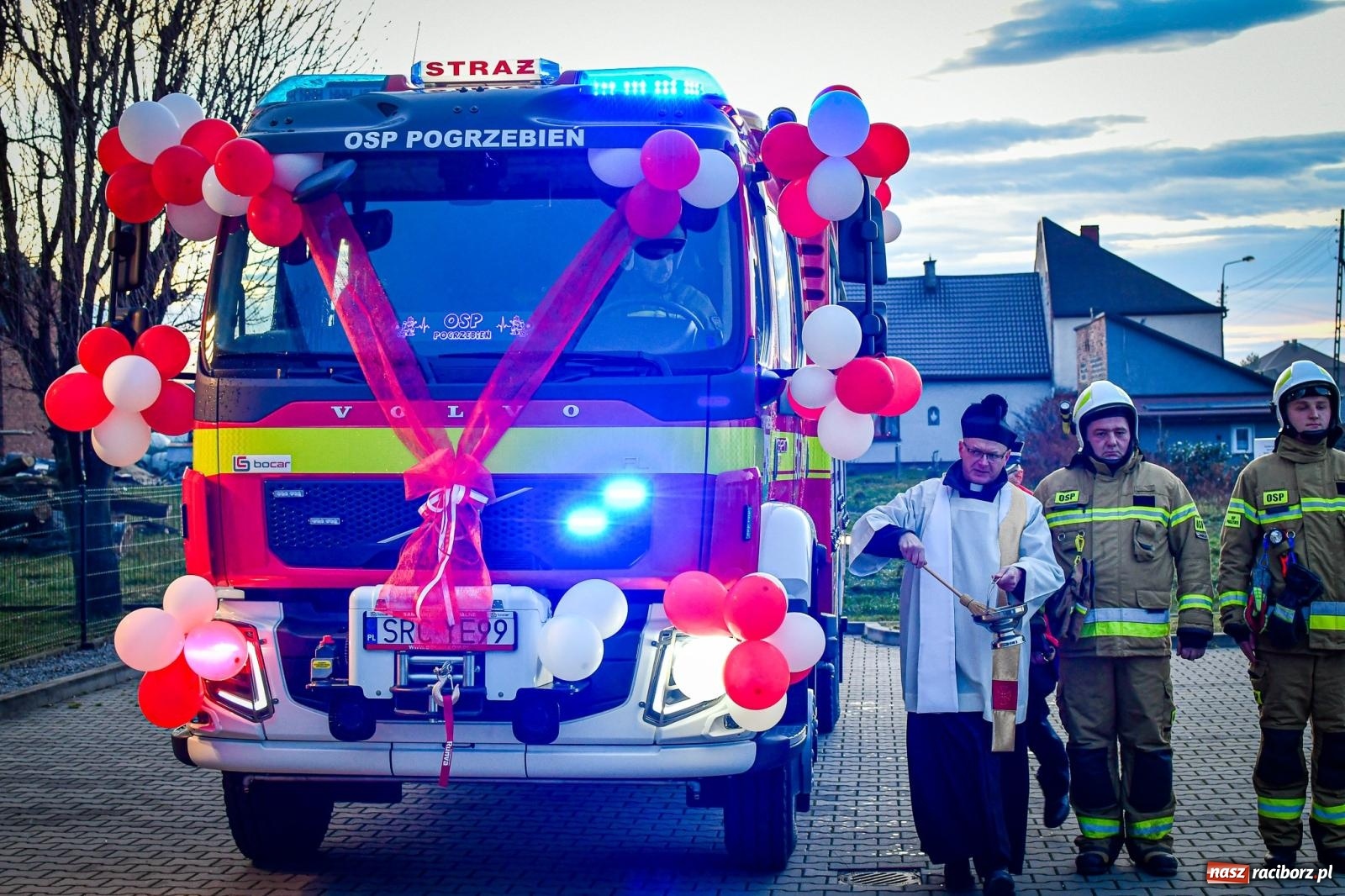 Zdjęcie w galerii na portalu naszraciborz.pl: W Pogrzebieniu miejscowej OSP uroczyście przekazano nowy wóz bojowy [FOTO i WIDEO] wiadomości z regionu