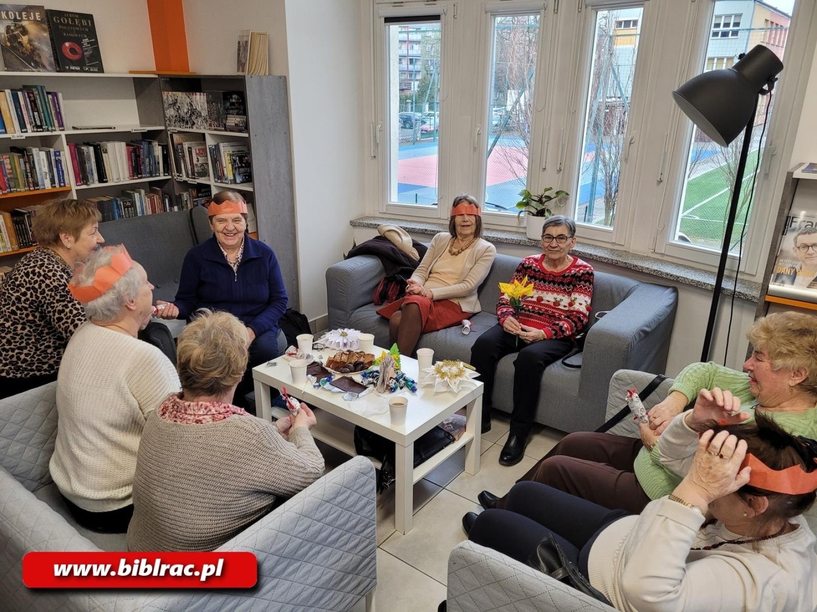 Zdjęcie w galerii na portalu naszraciborz.pl: Christmas crackers w bibliotecznej Kawiarence Seniora wiadomości z regionu