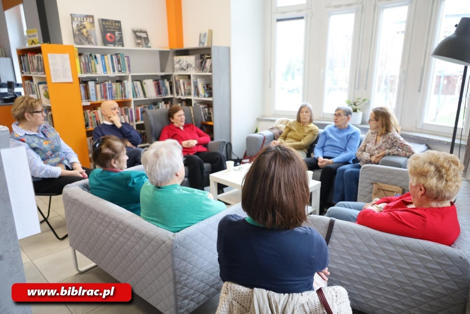 Zdjęcie w galerii na portalu naszraciborz.pl: Christmas crackers w bibliotecznej Kawiarence Seniora wiadomości z regionu