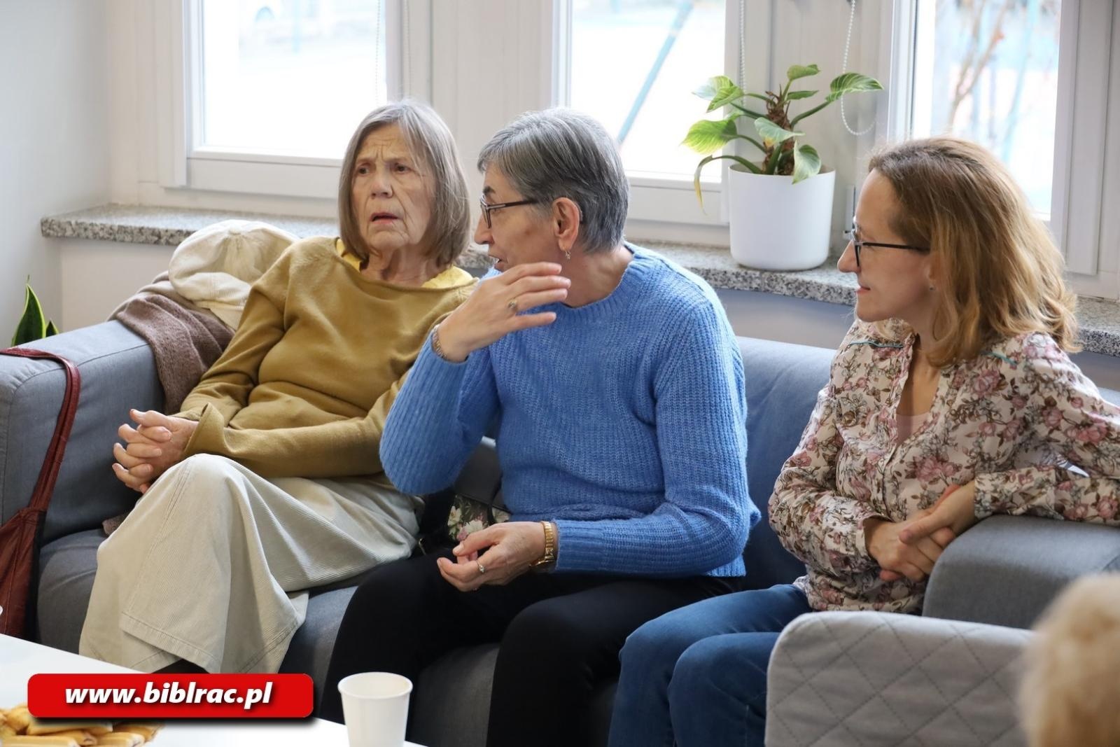 Zdjęcie w galerii na portalu naszraciborz.pl: Christmas crackers w bibliotecznej Kawiarence Seniora wiadomości z regionu