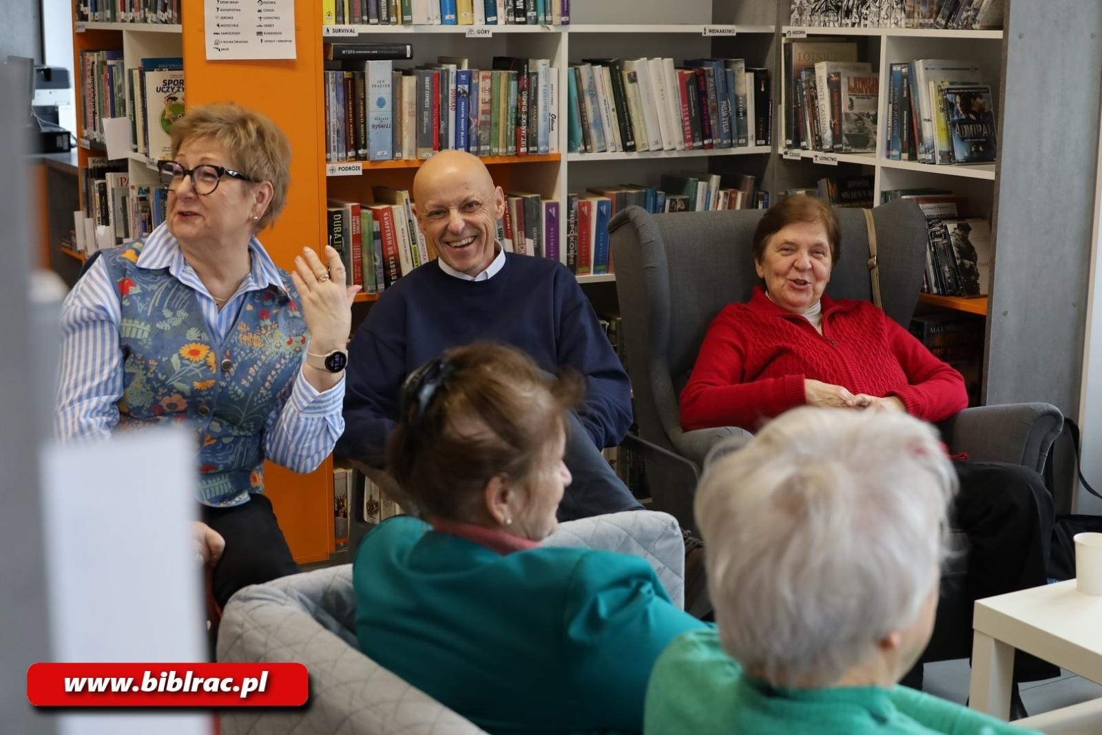 Zdjęcie w galerii na portalu naszraciborz.pl: Christmas crackers w bibliotecznej Kawiarence Seniora wiadomości z regionu