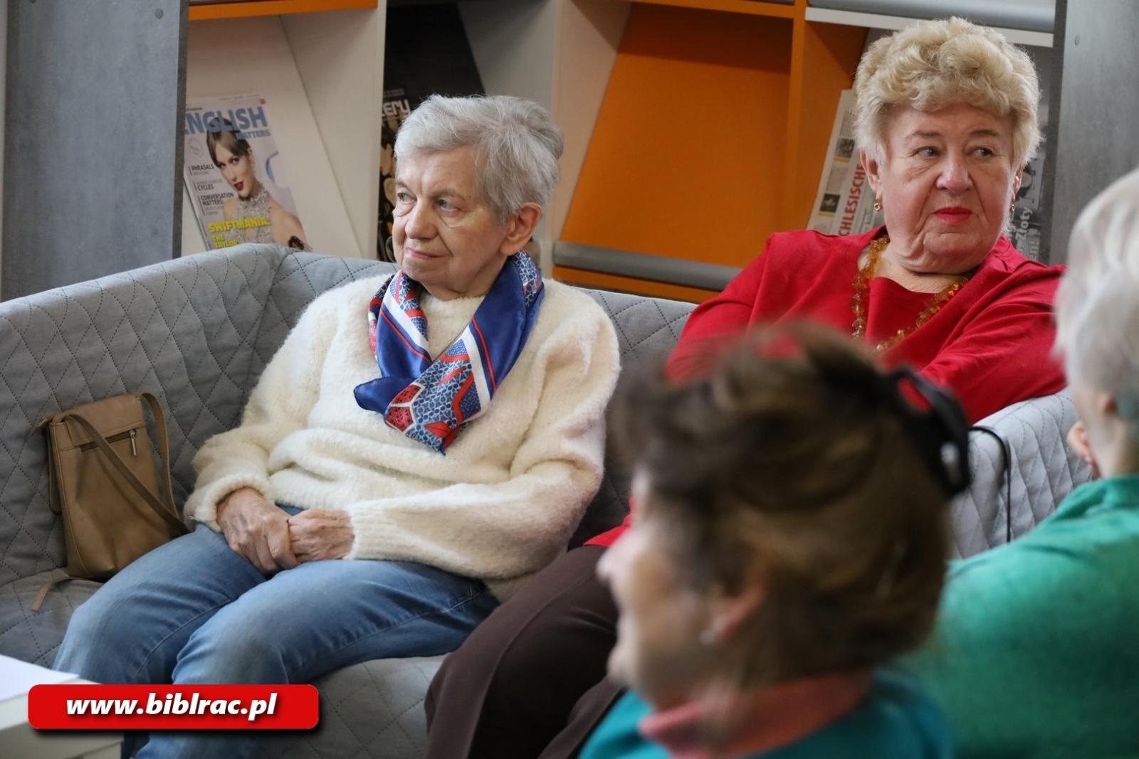 Zdjęcie w galerii na portalu naszraciborz.pl: Christmas crackers w bibliotecznej Kawiarence Seniora wiadomości z regionu