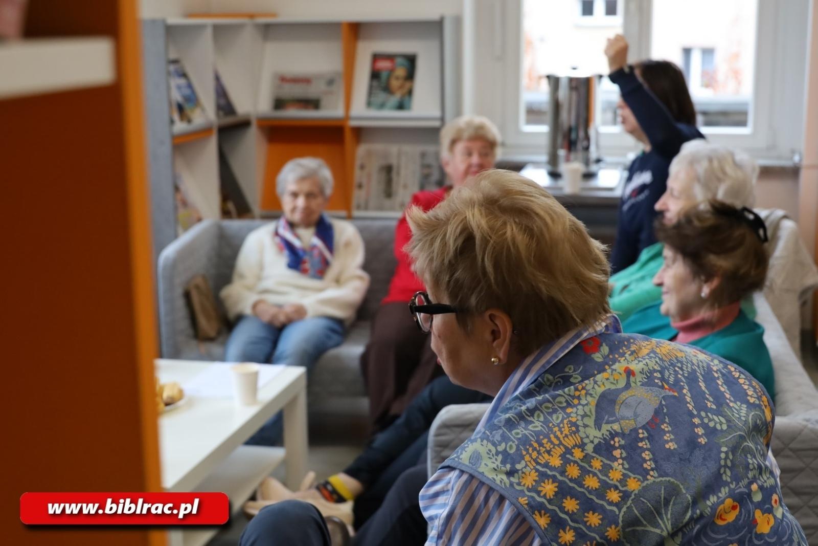 Zdjęcie w galerii na portalu naszraciborz.pl: Christmas crackers w bibliotecznej Kawiarence Seniora wiadomości z regionu