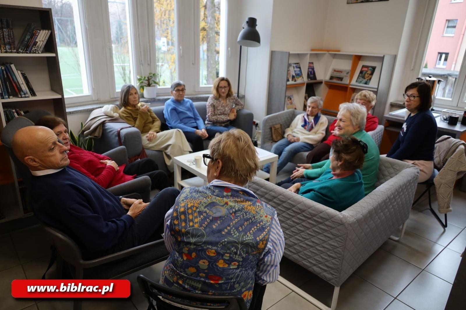 Zdjęcie w galerii na portalu naszraciborz.pl: Christmas crackers w bibliotecznej Kawiarence Seniora wiadomości z regionu
