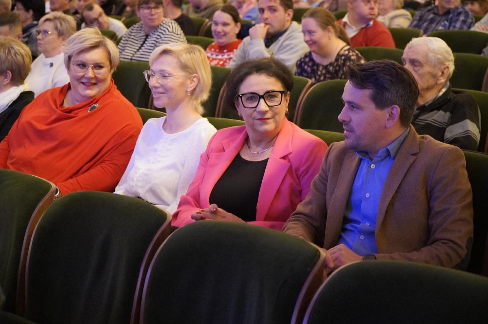 Zdjęcie w galerii na portalu naszraciborz.pl: Opowieść Wigilijna w wykonaniu uczestników WTZ Racibórz [FOTO i WIDEO] wiadomości z regionu
