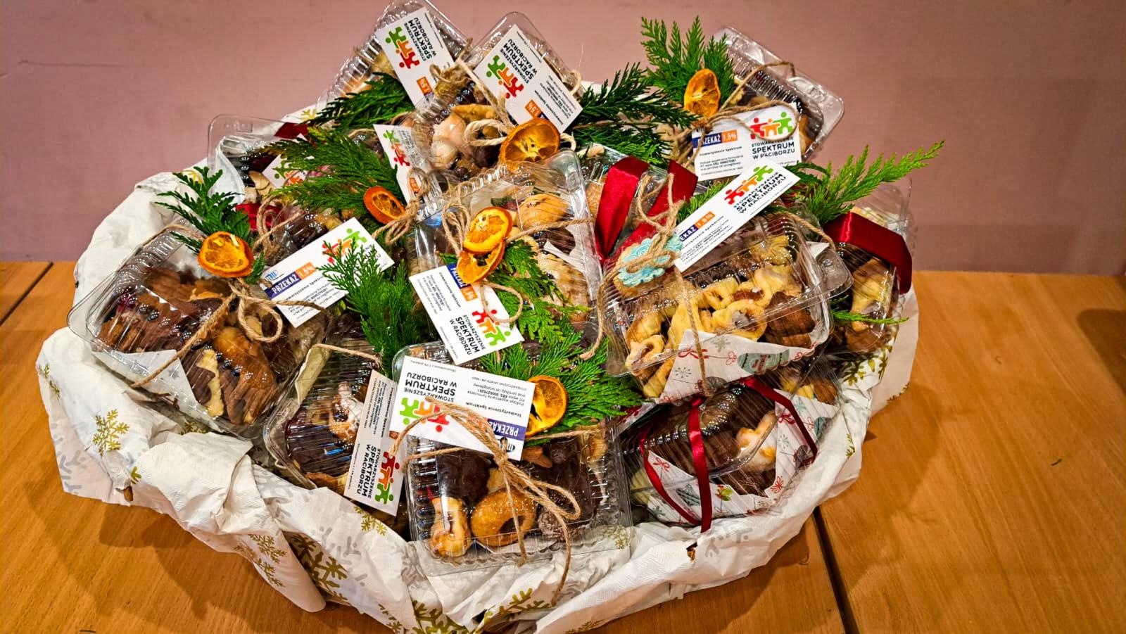 Zdjęcie w galerii na portalu naszraciborz.pl: Moc domowych słodkości na zamkowym jarmarku. Wspieramy Spektrum wiadomości z regionu