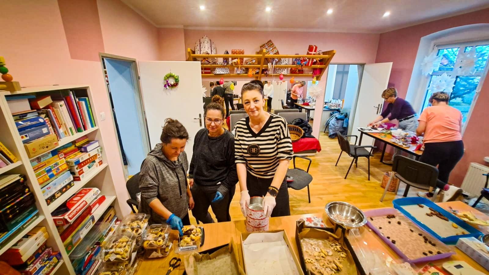 Zdjęcie w galerii na portalu naszraciborz.pl: Moc domowych słodkości na zamkowym jarmarku. Wspieramy Spektrum wiadomości z regionu