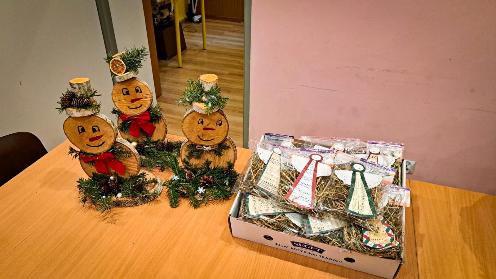 Zdjęcie w galerii na portalu naszraciborz.pl: Moc domowych słodkości na zamkowym jarmarku. Wspieramy Spektrum wiadomości z regionu